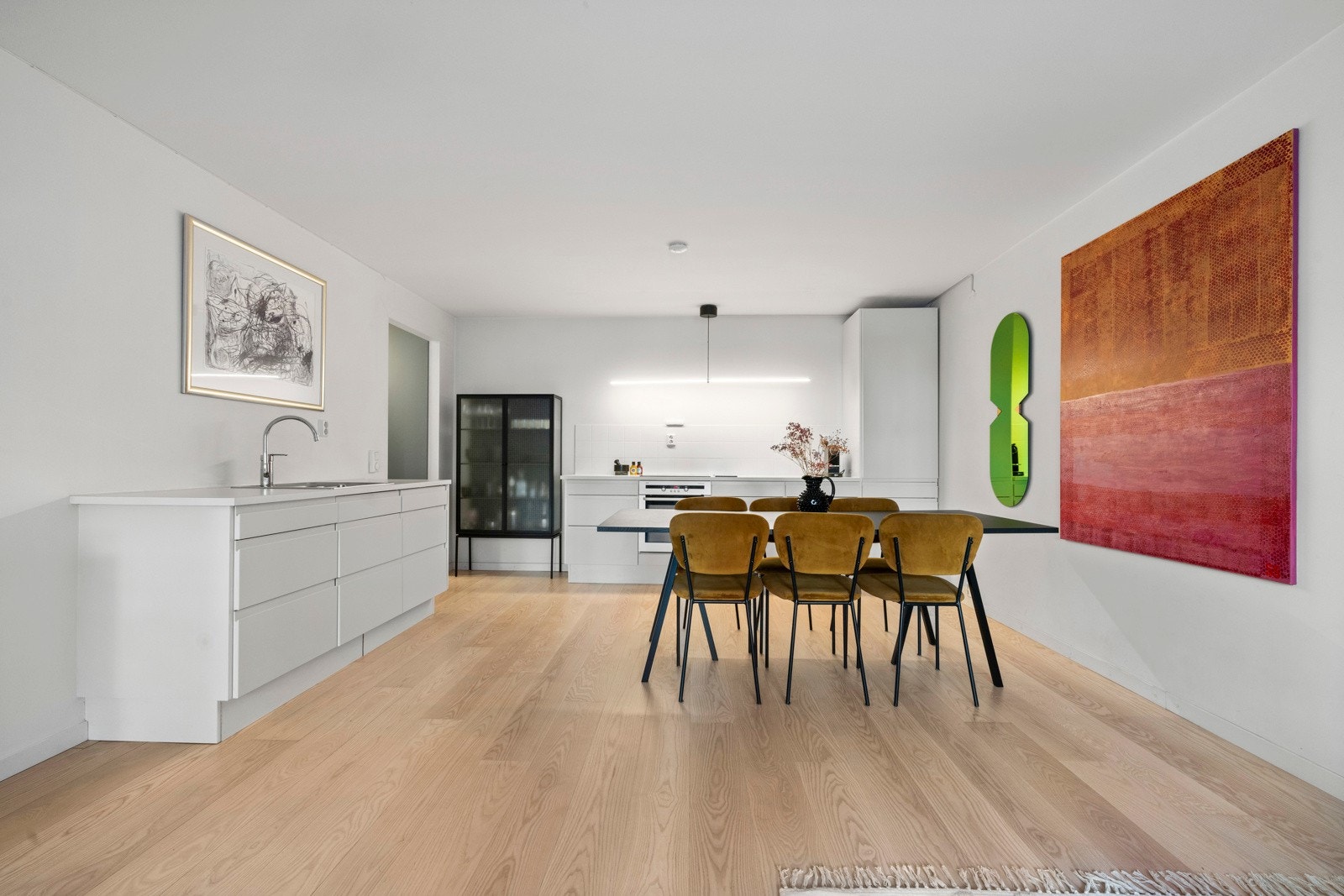 Stor og romslig stue med særdeles god tilførsel av naturlig lys Galleribilde