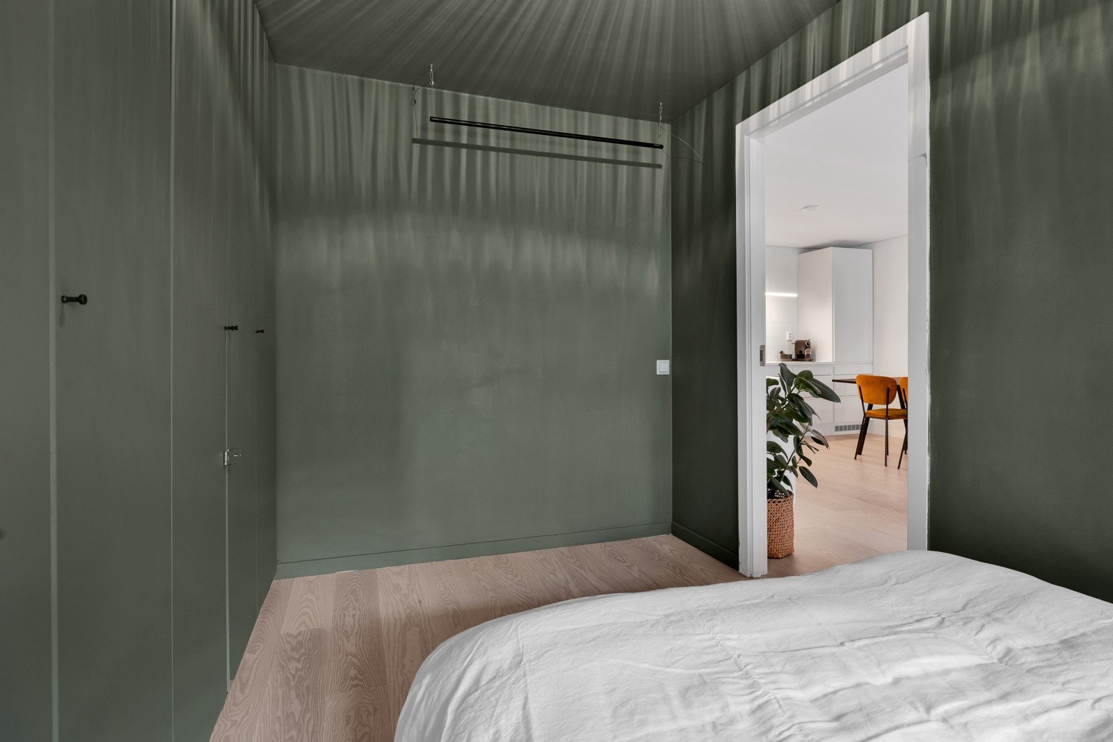 Soverommet ligger vendt inn mot stille bakgård Galleribilde