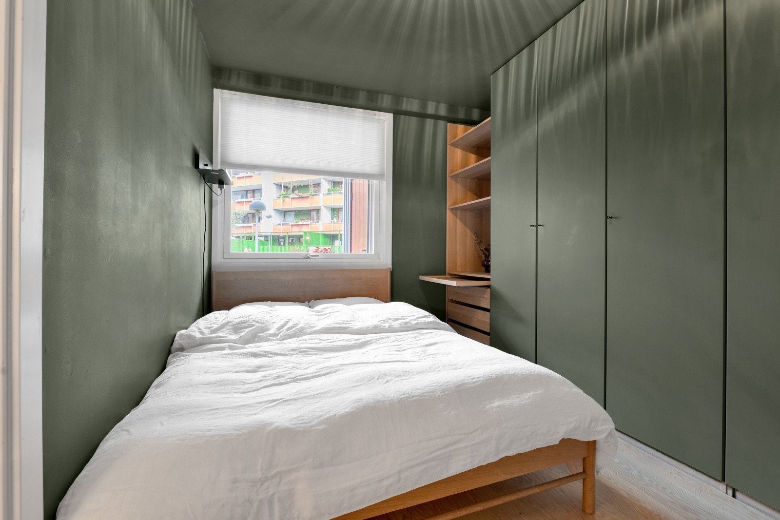 Stort soverom med god plass til dobbeltseng Galleribilde