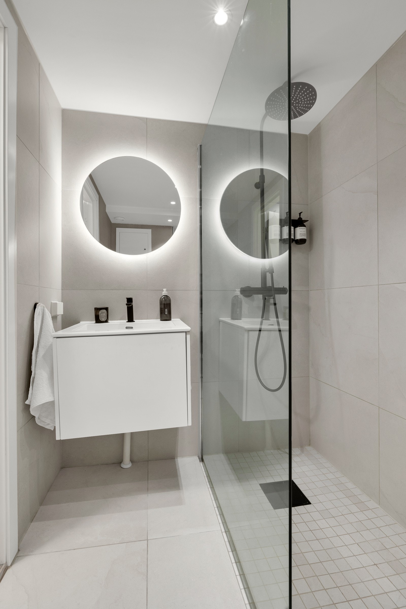 Servant med underskap og speil med belysning Galleribilde