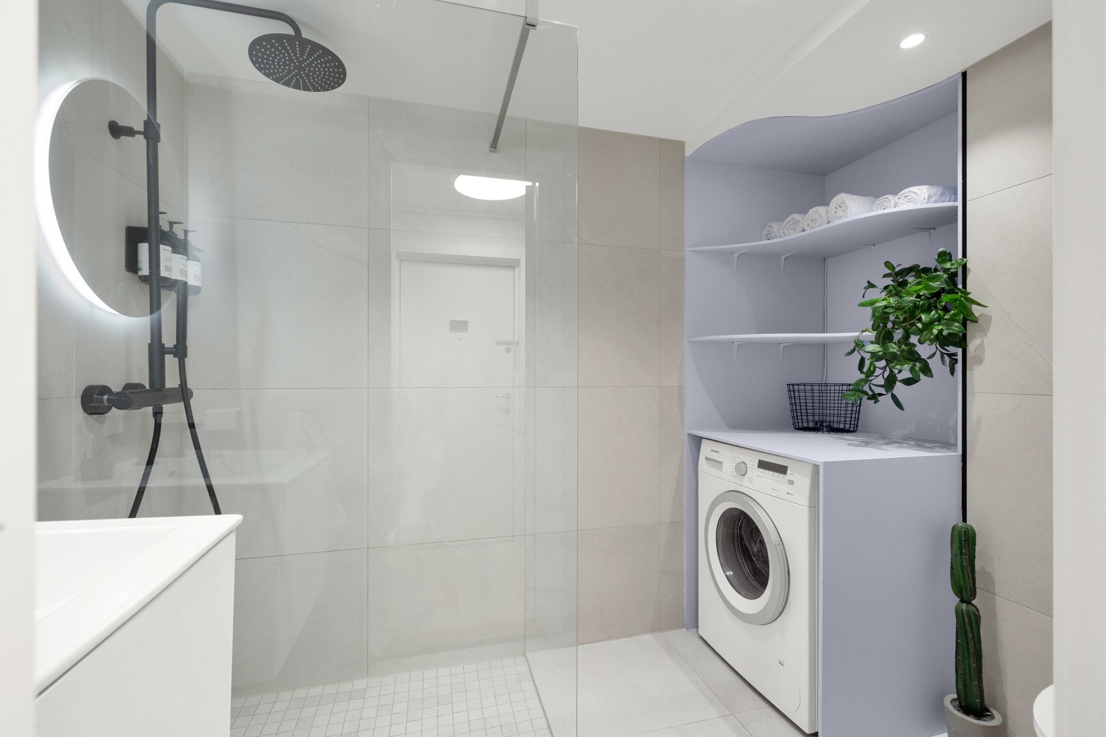 Moderne baderom fra 2020 med påkostede løsninger med bl.a. armaturer fra Tapwell Galleribilde