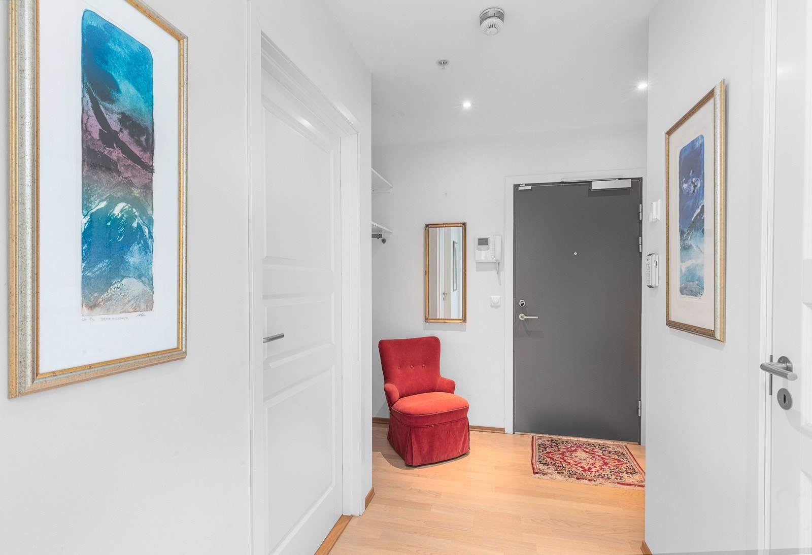 Lyst og pent inngangsparti Galleribilde