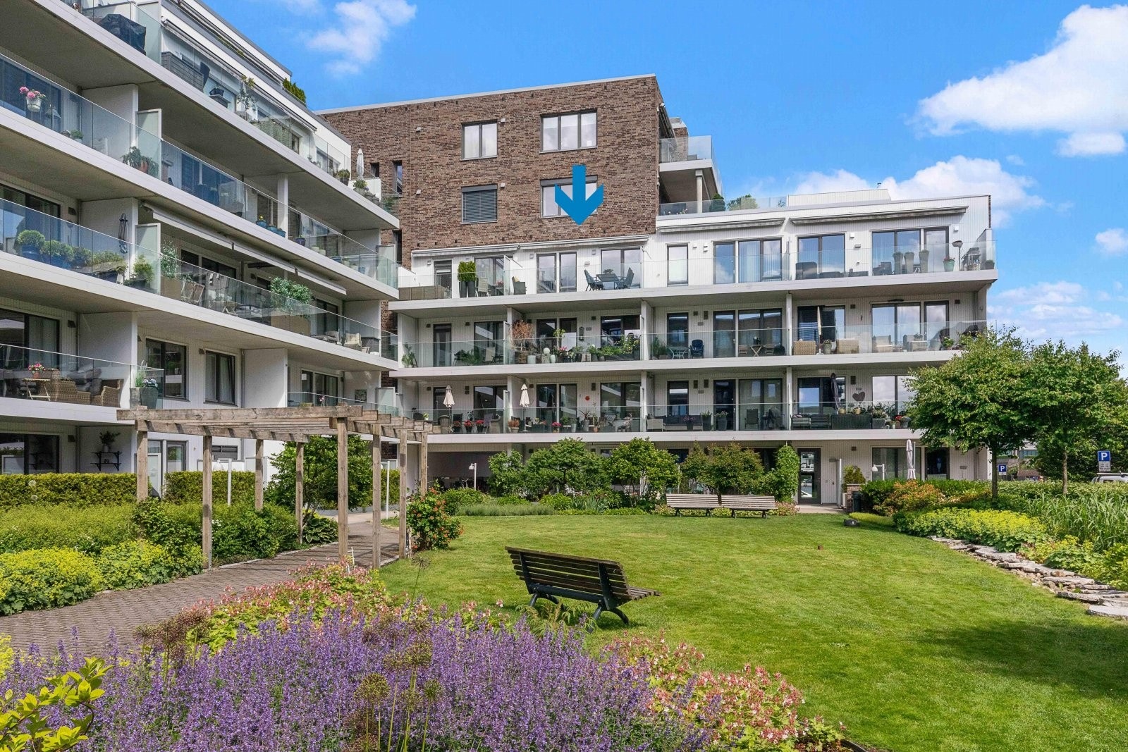 Leiligheten ligger i byggets fjerde etasje og har ingen overbygg over terrassen Galleribilde