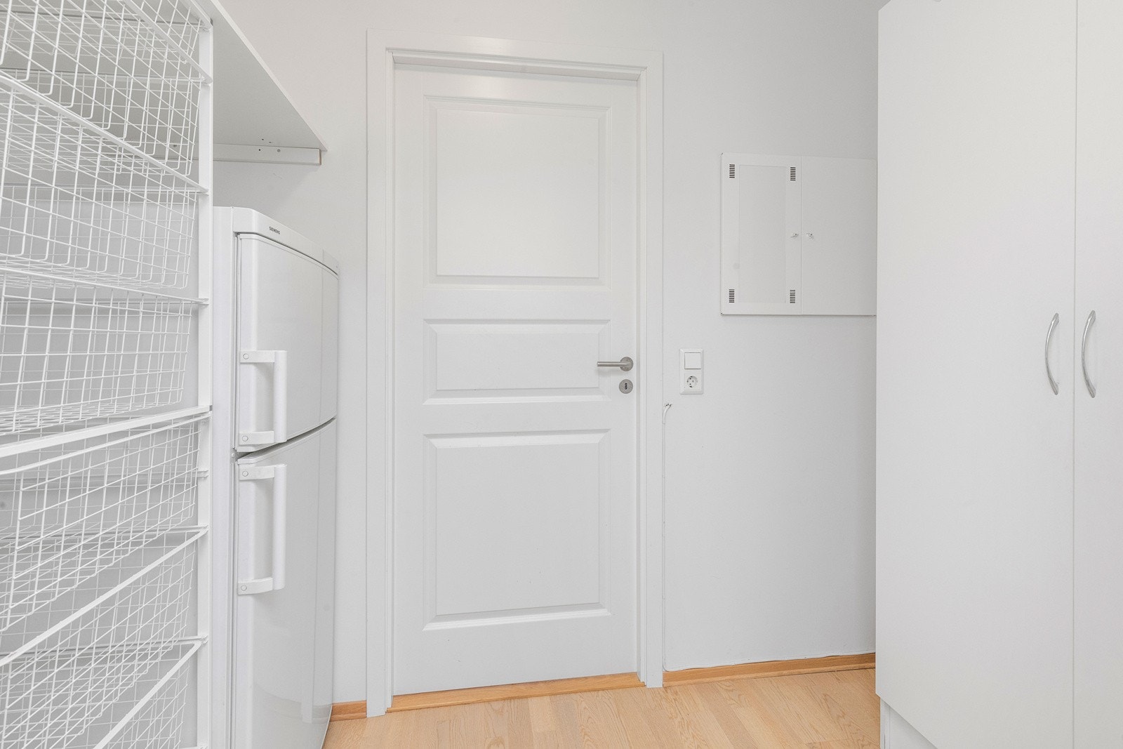 Fra hovedsoverommet og badet er det inngang til en praktisk bod som egner seg ypperlig til walk in-garderobe Galleribilde