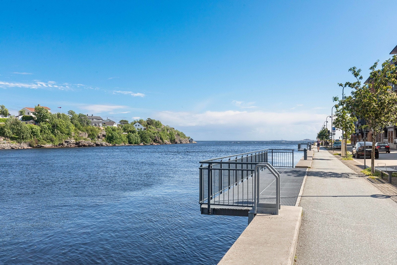 Leiligheten ligger idylliske til på Tangen, omringet av Otra i øst og Bystranda i vest Galleribilde