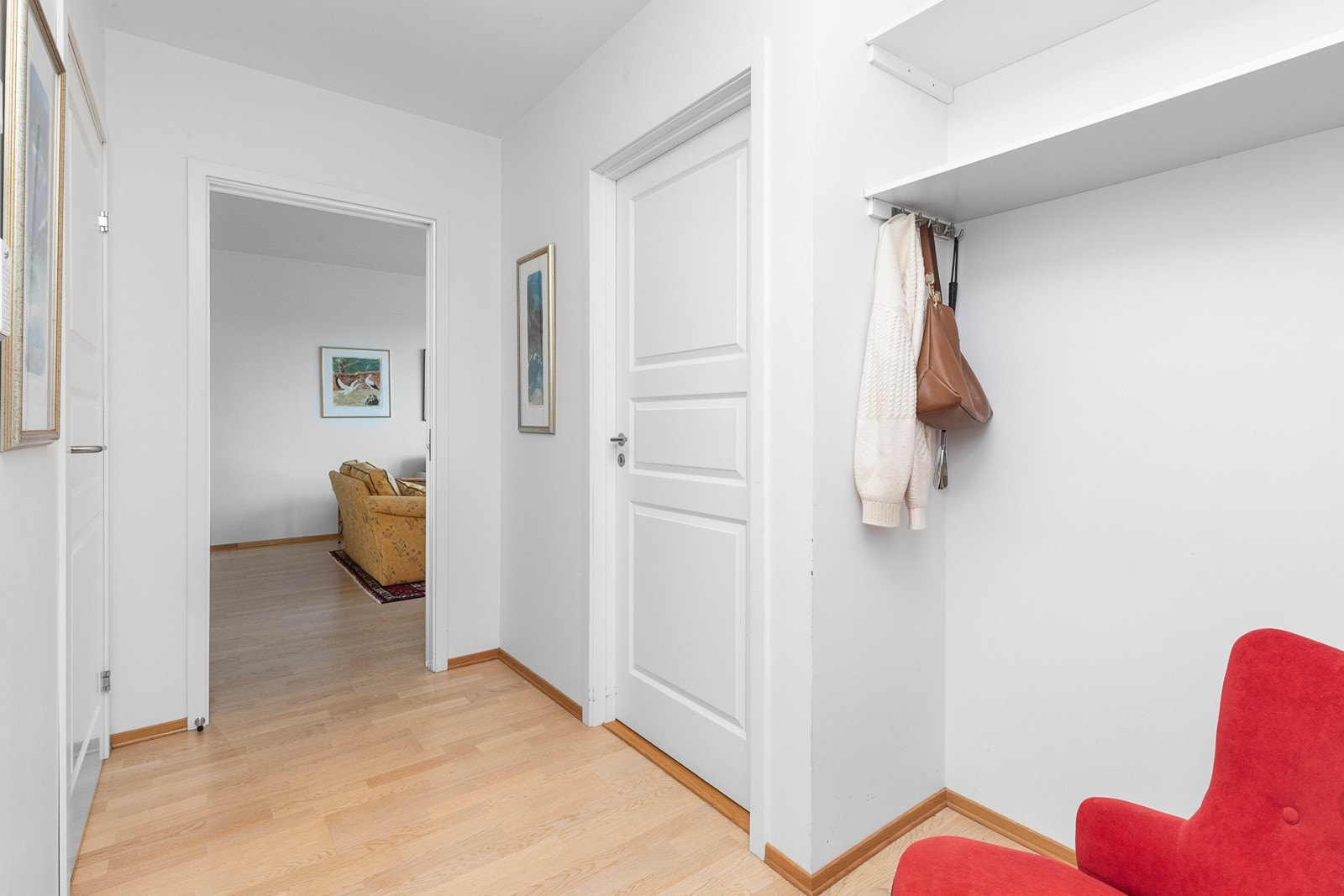 I inngangspartiet er det plass til oppbevaring av yttertøy Galleribilde