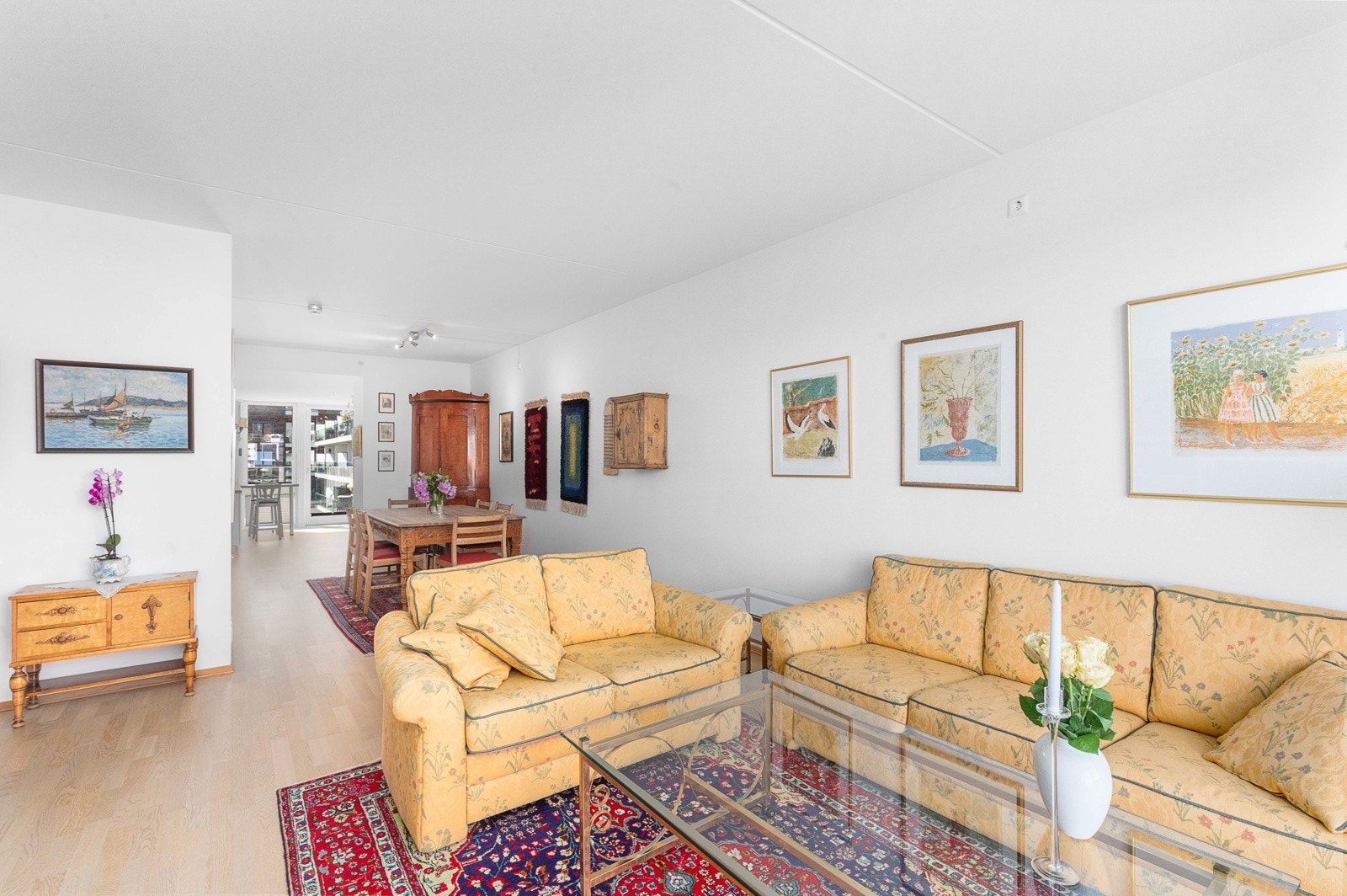 I stua er det god plass til både en sofagruppe og et større spisebord Galleribilde