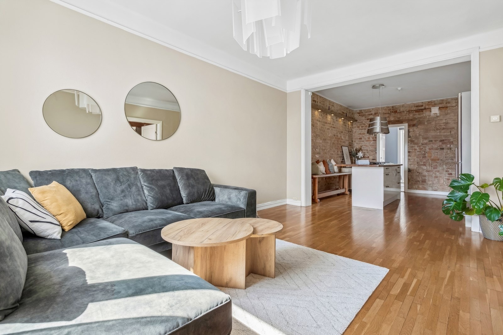 Veggene er malt i en delikat beige-tone og det er parkett på gulvet. Galleribilde