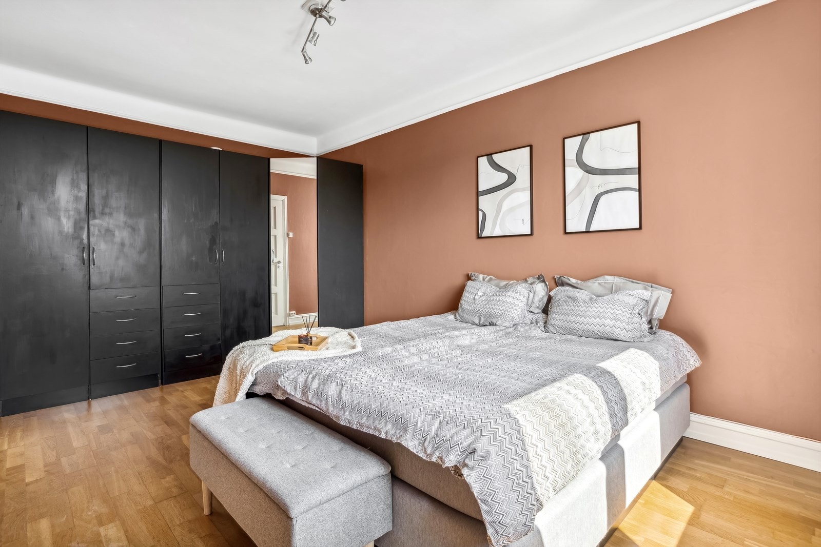 Garderobeskapet medfølger salget. Galleribilde