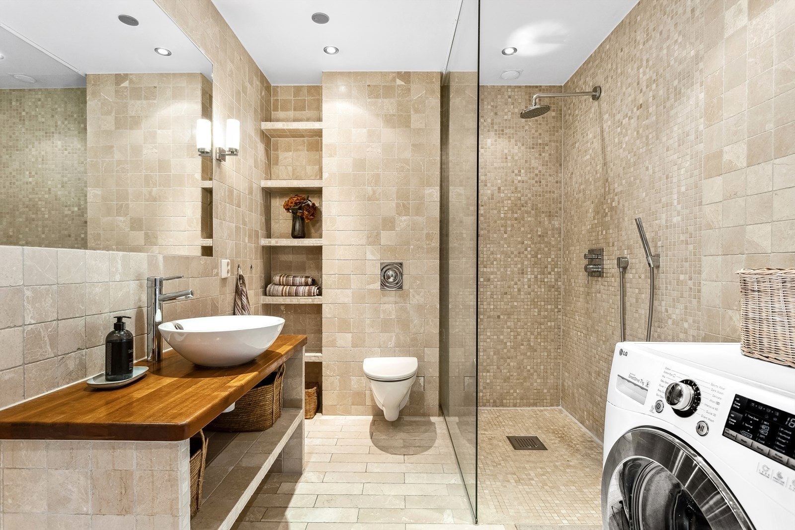 Stort flislagt baderom fra 2009 med elektriske varmekabler i gulv og downlights i himling. Galleribilde