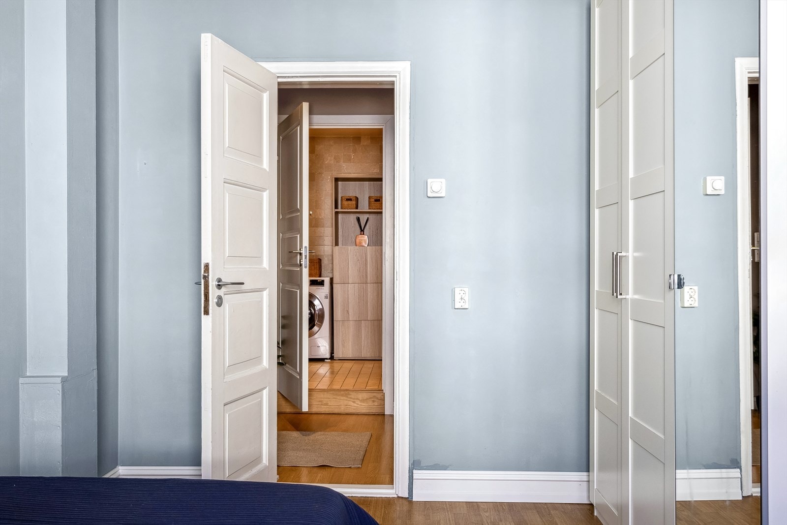 Plass til stor garderobeløsning også på siste soverom. Galleribilde