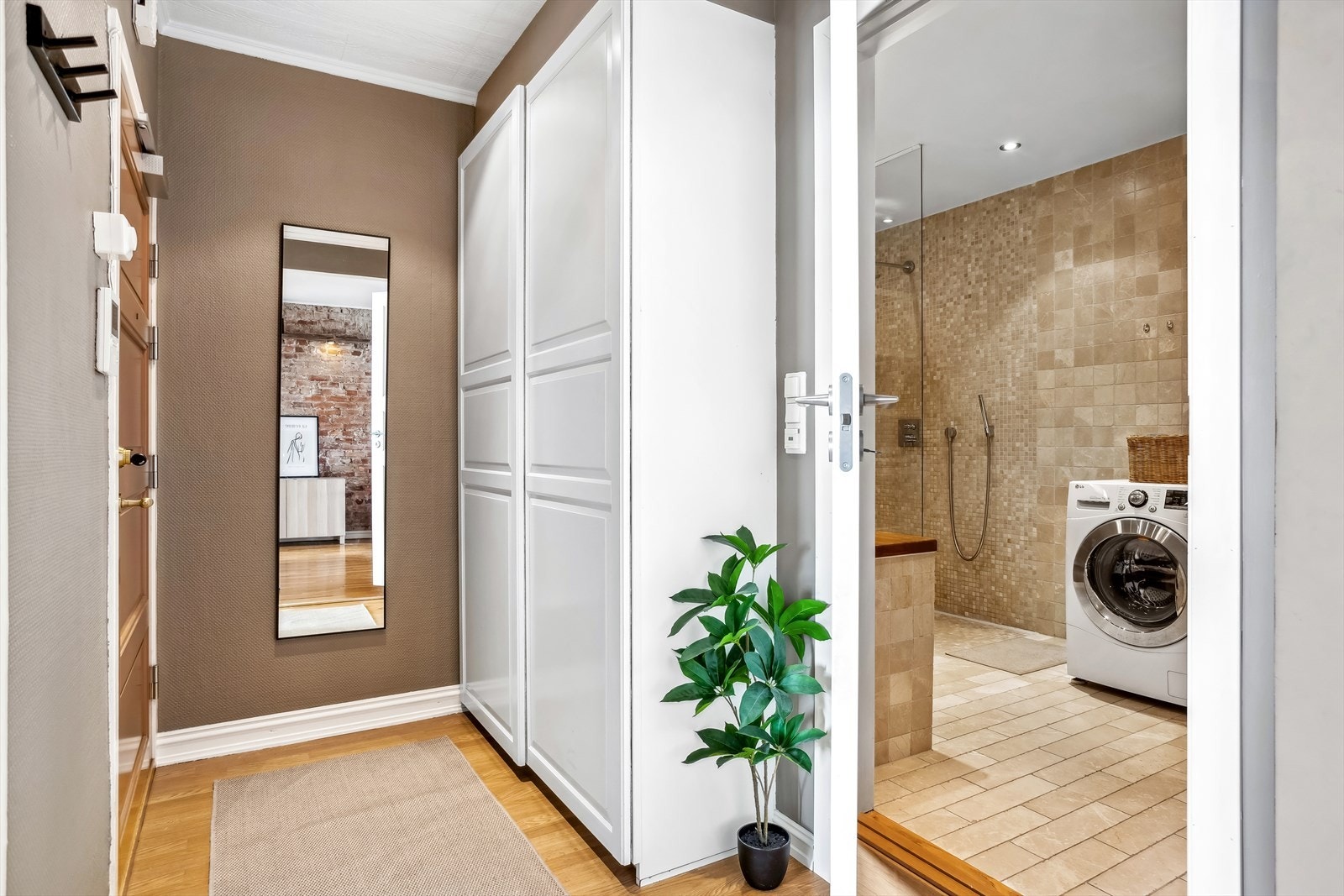 Entréen gir ett godt førsteinntrykk av leiligheten, Her er det god plass til å henge fra seg yttertøy og sette fra seg sko i ett romslig garderobeskap. Galleribilde