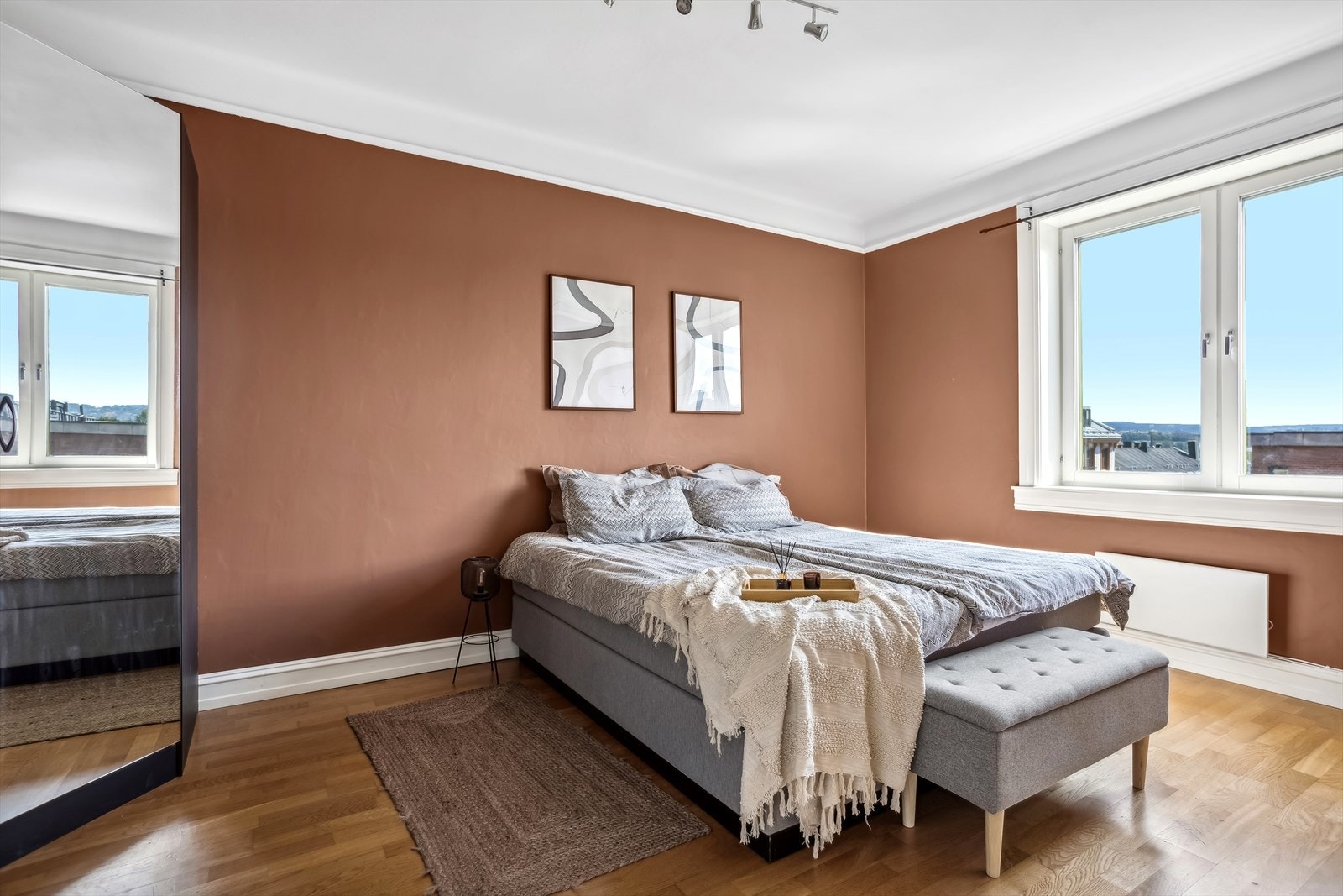 Hovedsoverommet har plass til stor dobbeltseng og nattkommode på begge sider. Det er også god plass til opplegg for garderobeløsning. Galleribilde