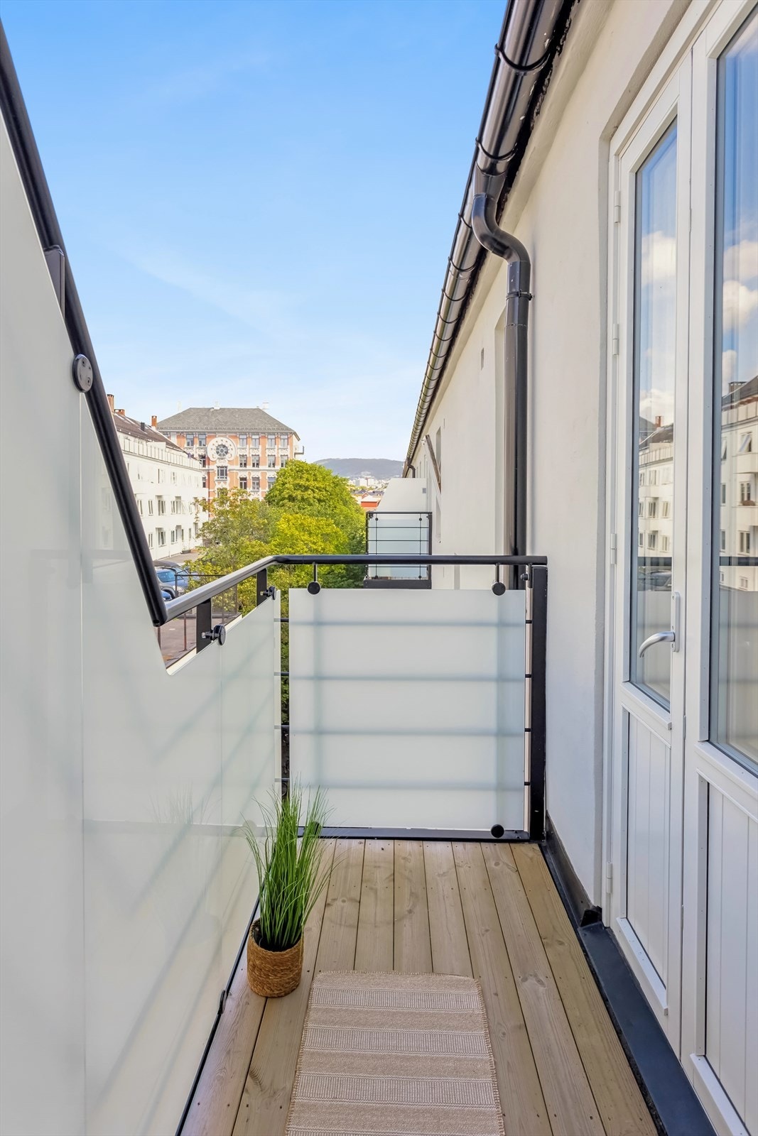 Hyggelig balkong som vender ut mot rolig bakgård, her har du plass til en hyggelig sittegruppe og kan nyte sene sommerkvelder. Galleribilde