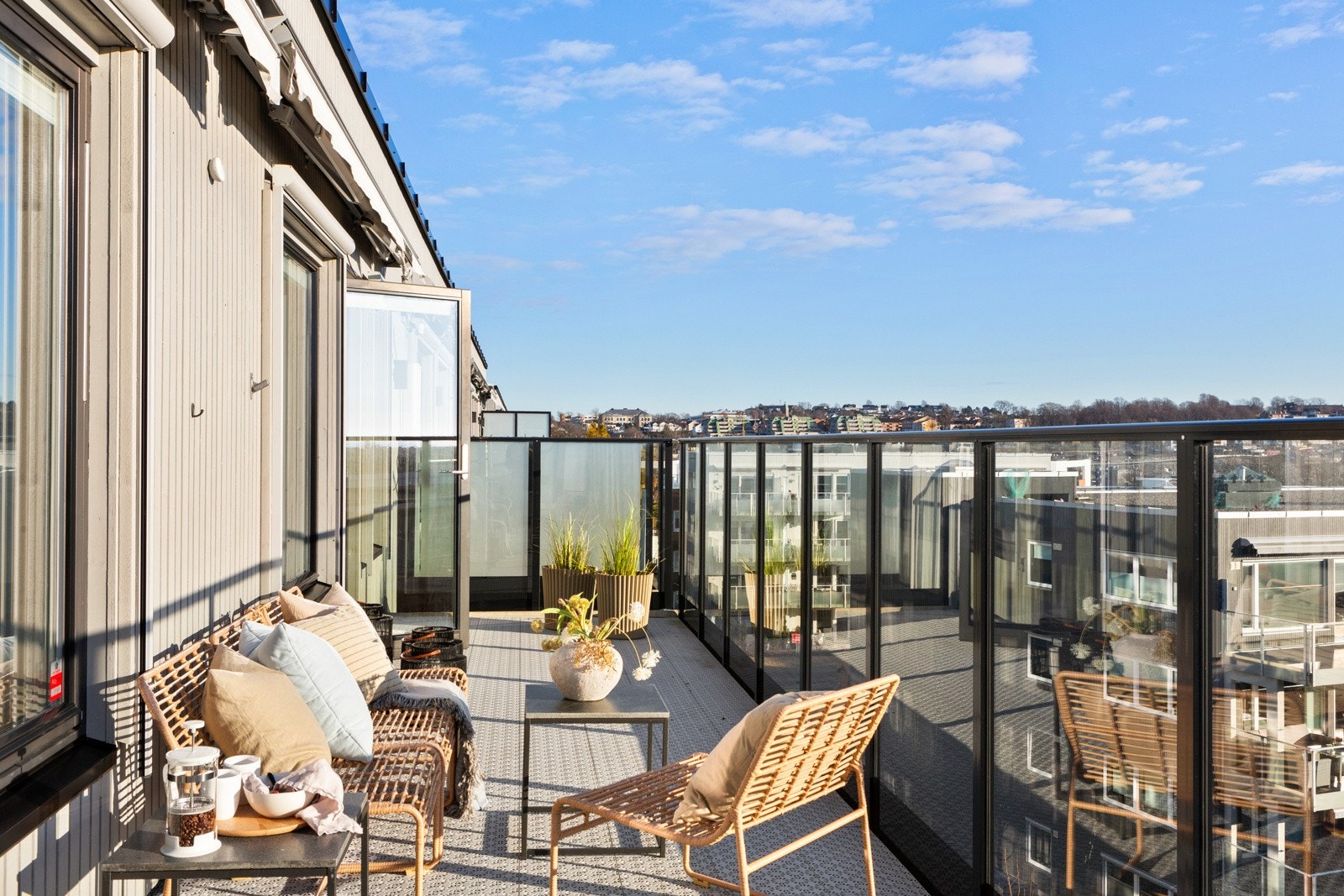 Sydvendt, solfylt balkong på hele 22 m² perfekt for lange sommerdager. Galleribilde