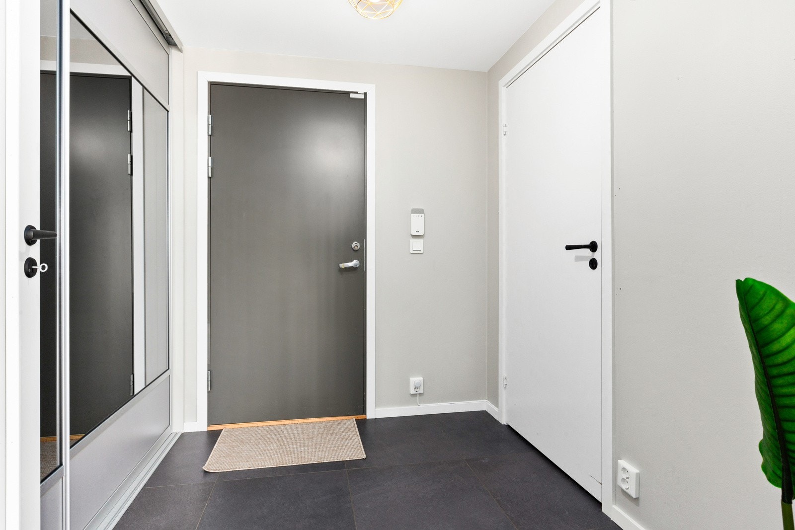 Velkommen inn til en romslig gang, Galleribilde