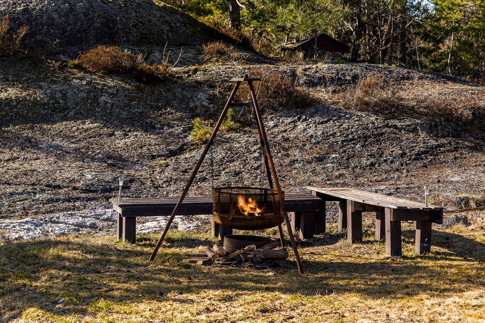 På gressletten nedenfor terrassen er det en fin bålplass. Galleribilde