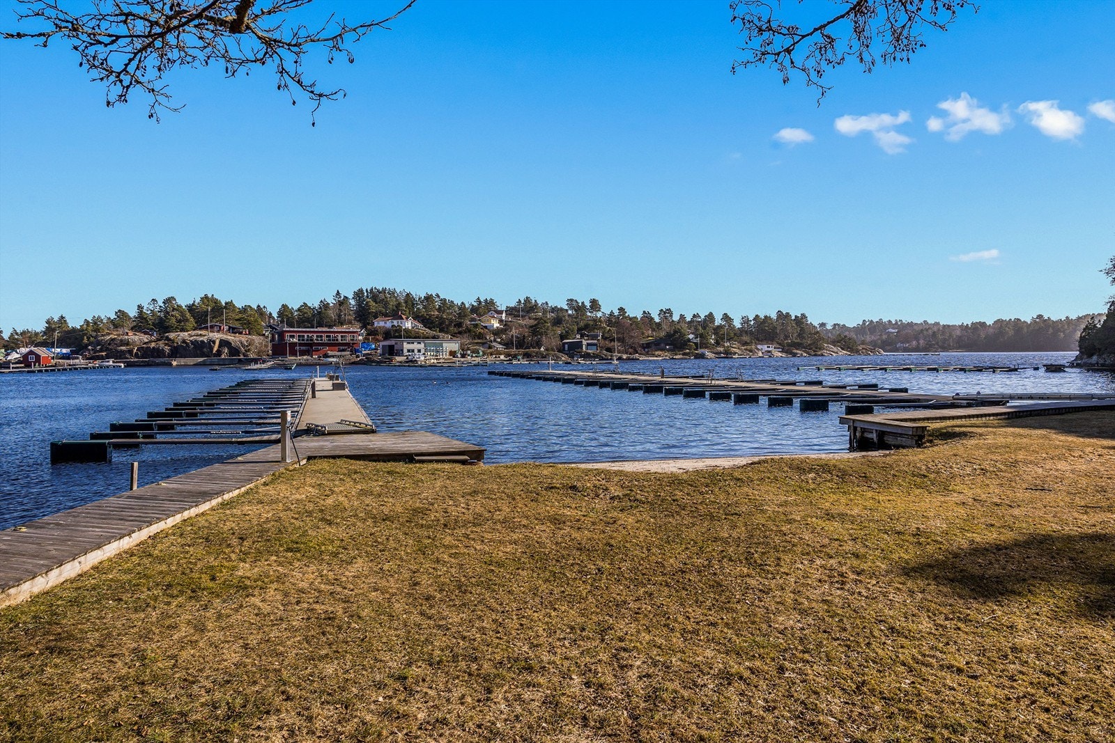 Ved brygga er det fine fellesområder og en liten sandstrand. Kyststien går også forbi her. Galleribilde
