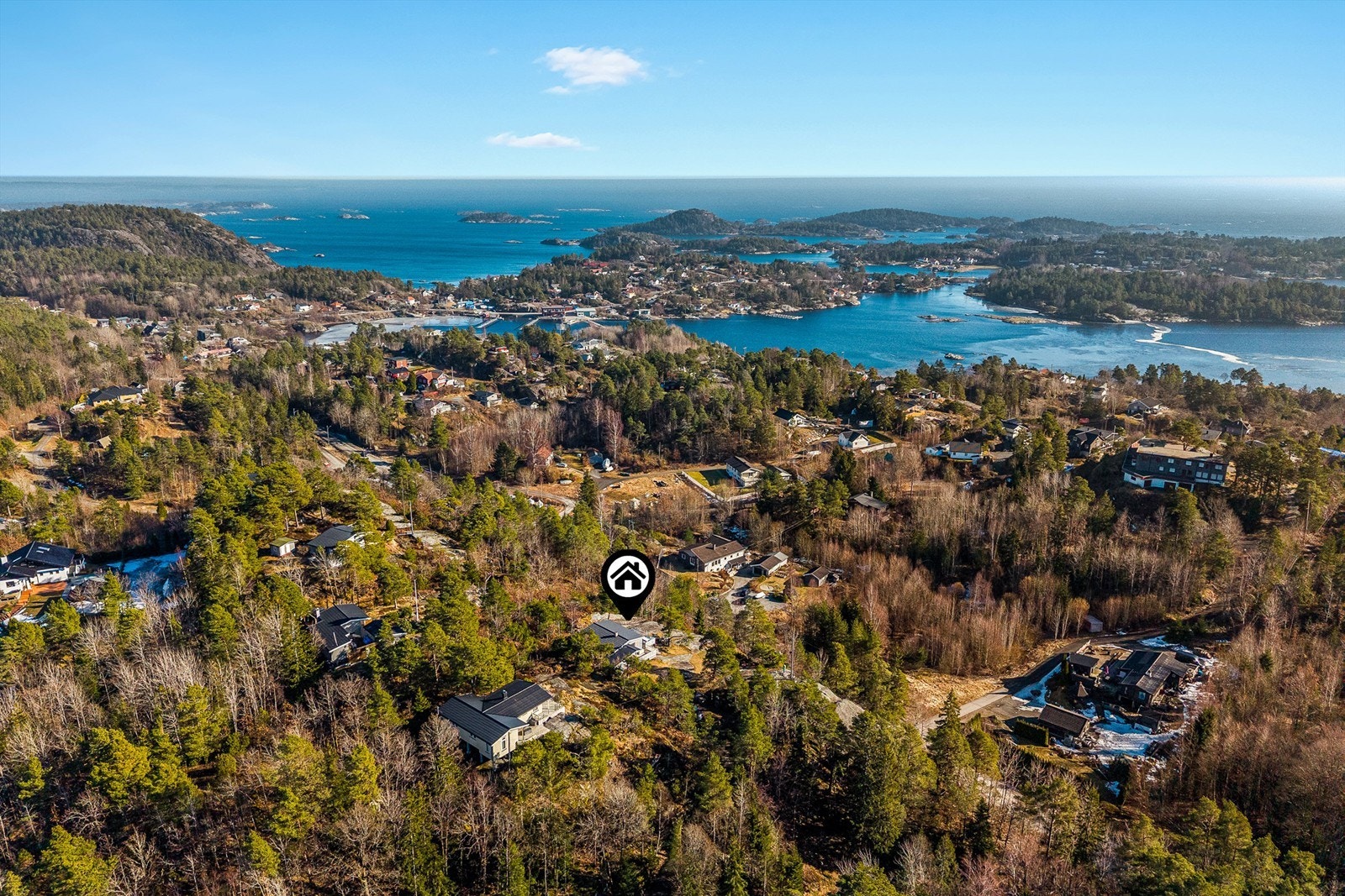 Skjærgården i området er variert og vakker, men det er også fine turområder i skog og mark innover mot Haukedalsvannet. Galleribilde