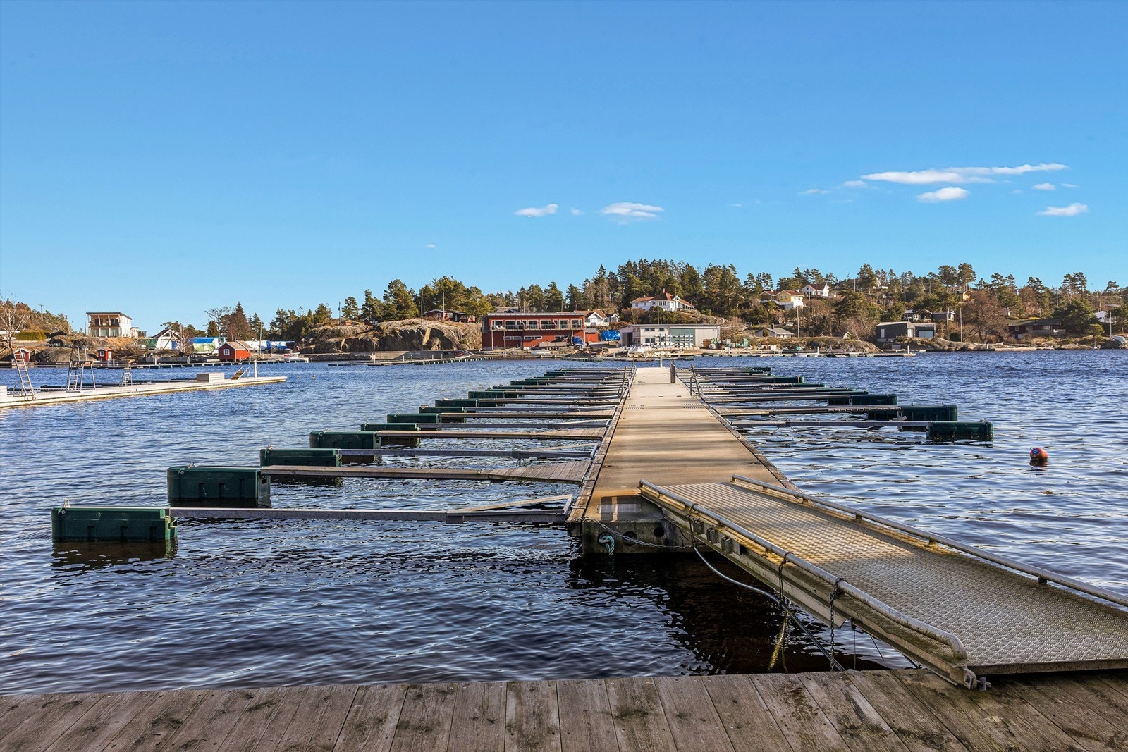 Nyere bryggeanlegg med utriggere. Galleribilde