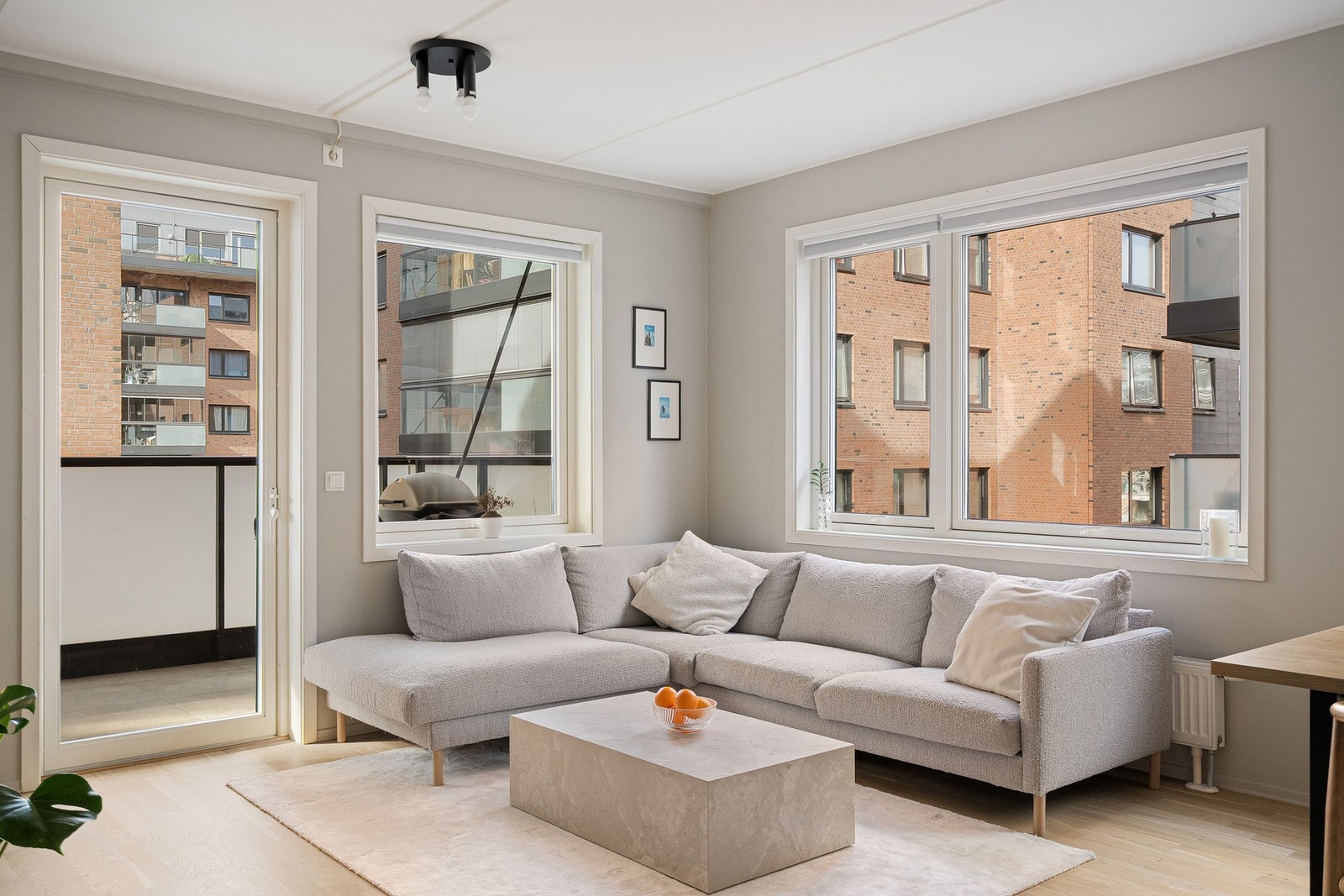 Utgang til balkong fra stue. Galleribilde