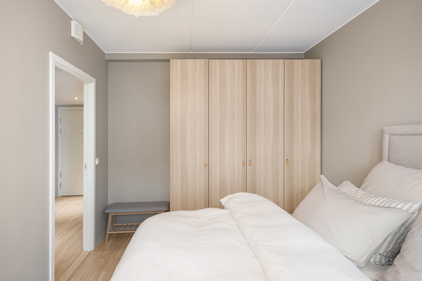 Stort garderobeskap med rikelig oppbevaringsplass medfølger. Galleribilde