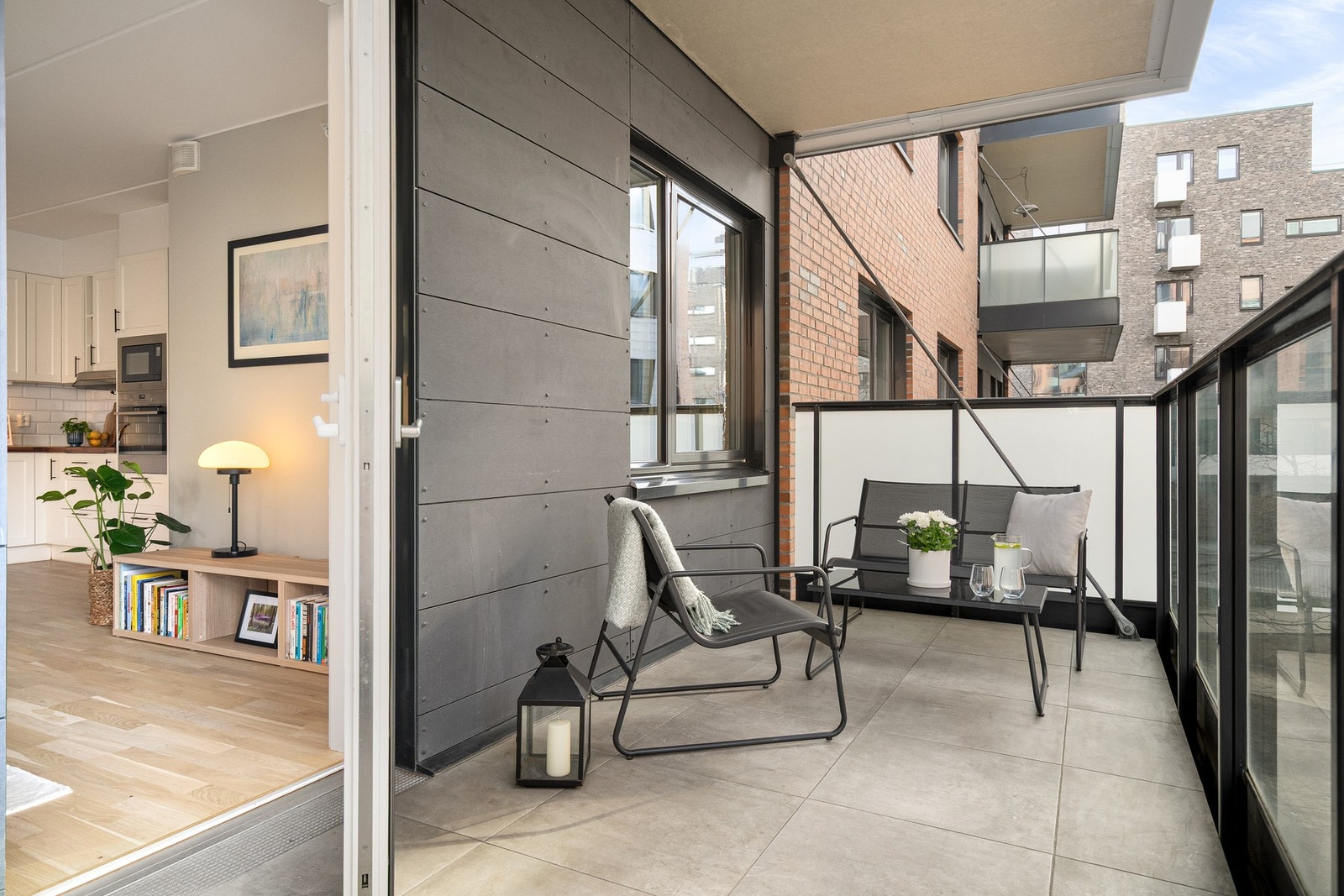 Balkongen fikk nye gulvfliser utført av murmester Roger Dammyr i 2017. Lov med grill. Galleribilde