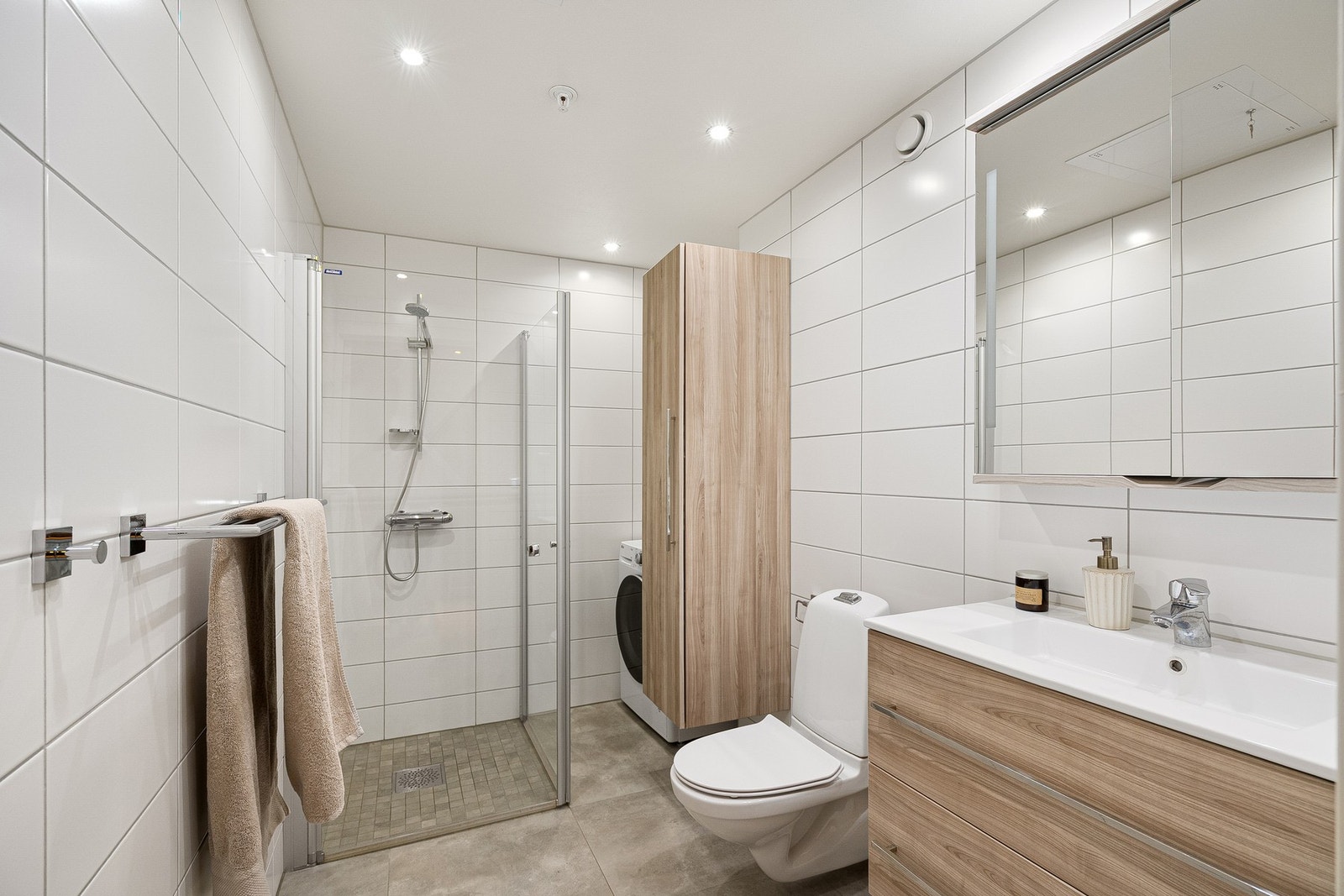 Badet ble rehabilitert som garantisak i regi av OBOS i 2018. Det ble foretatt komplett utskifting av alle baderomskabiner. Dokumentasjon foreligger. Galleribilde