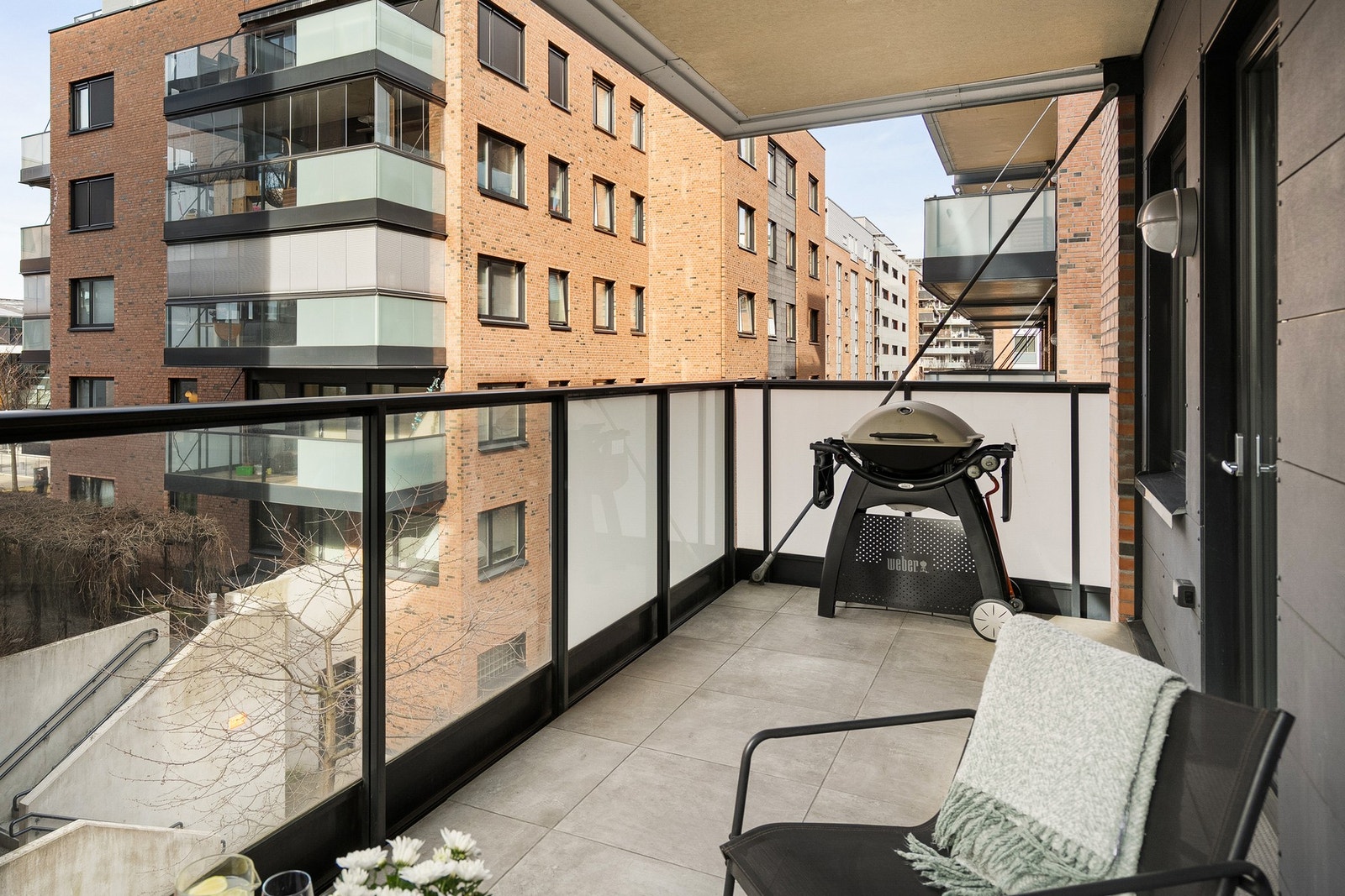 Overbygget balkong på hele 11 m² med utgang fra stue. Galleribilde