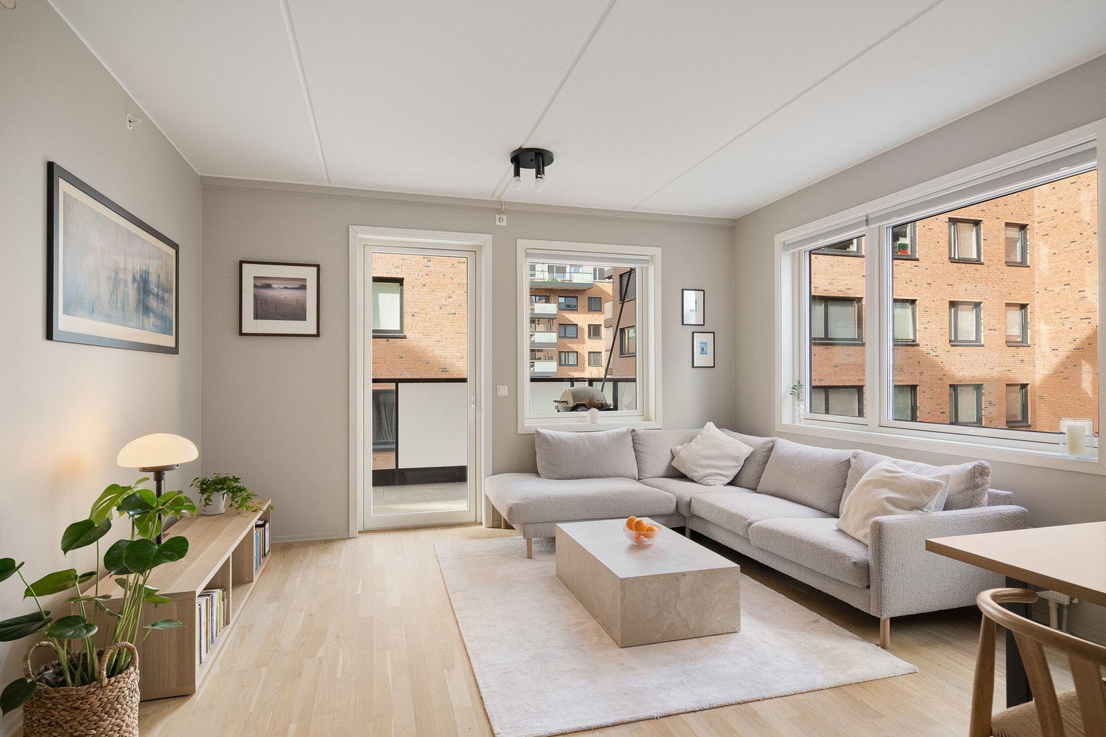 Stue med god plass til stor sofa. Galleribilde