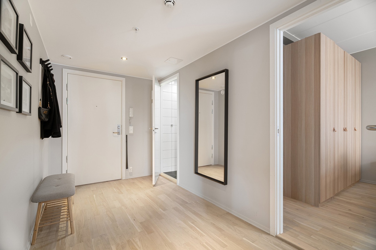 Slipt og lakkert parkett i hele leiligheten i 2022. Galleribilde