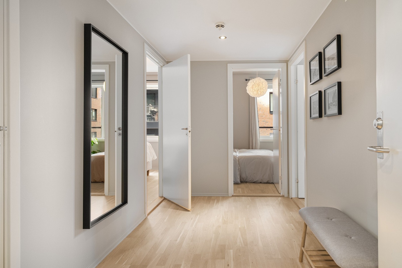 Romslig entré med porttelefon til åpning av hovedinngang. Galleribilde