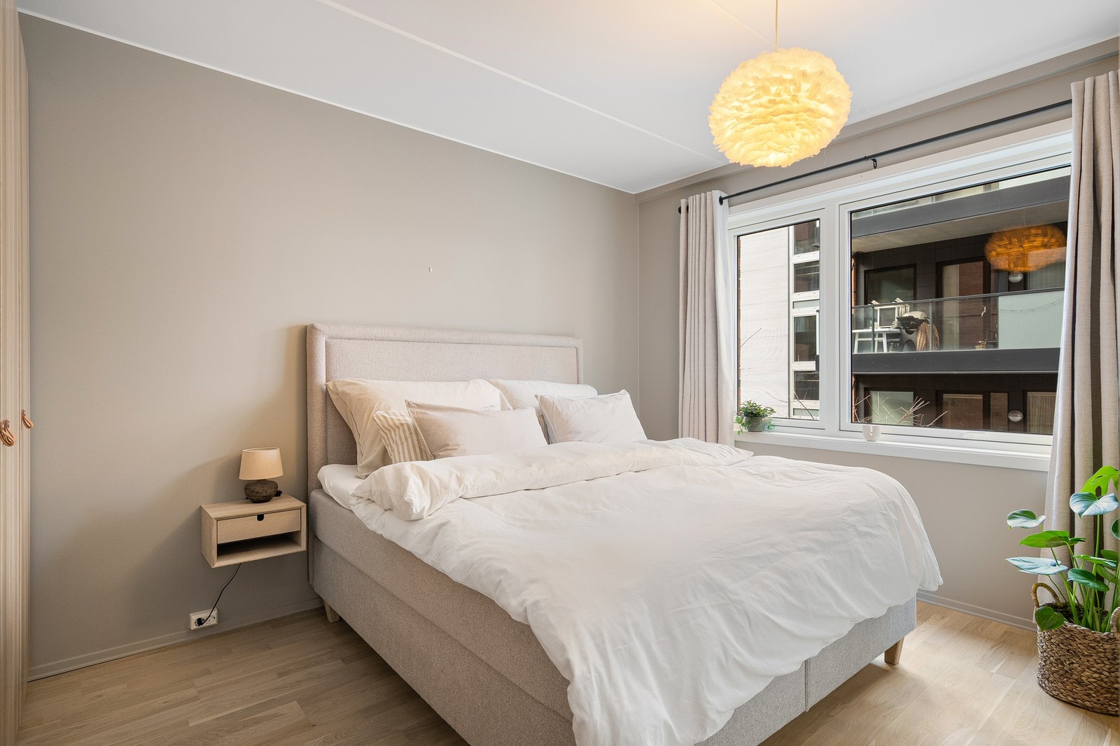 Tre soverom, hvorav hovedsoverommet har god plass til stor dobbeltseng. Galleribilde