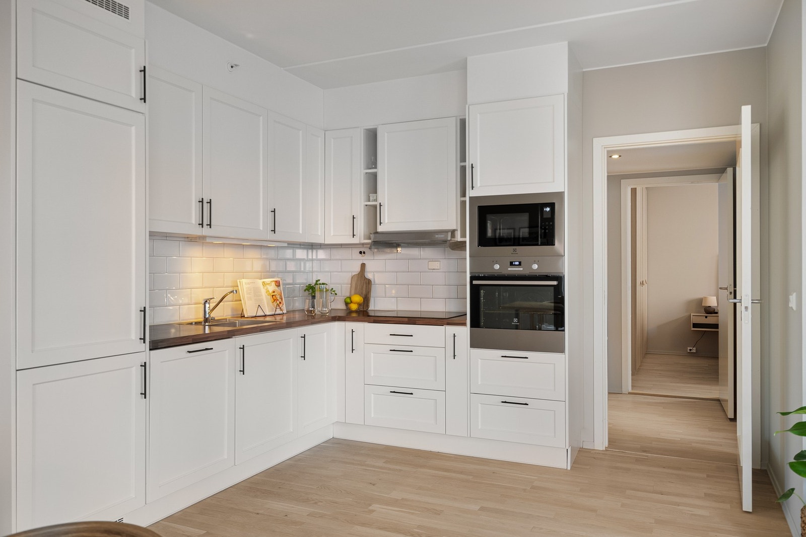 Atlas kjøkkeninnredning fra byggeår med medfølgende, integrerte hvitevarer. Galleribilde