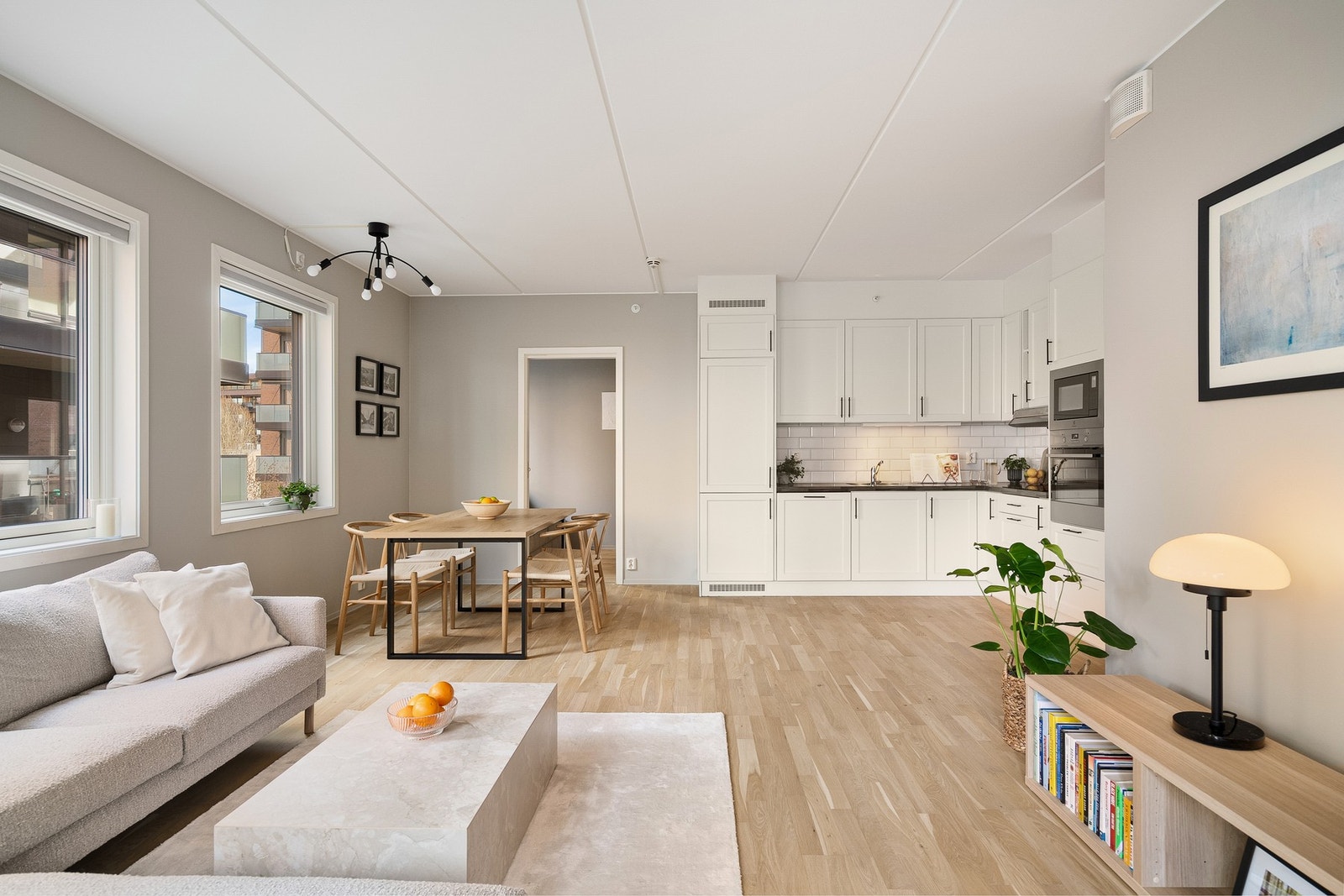 Praktisk allrom med åpen stue- og kjøkkenløsning. Galleribilde