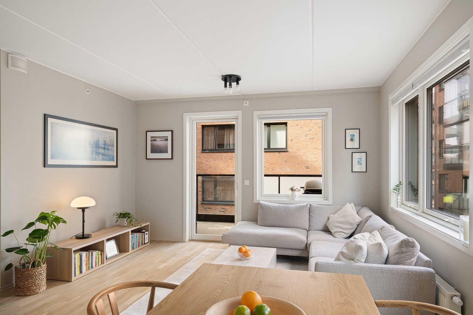 Hjørneleilighet med vinduer på to sider av leiligheten. 3 vinduer er skiftet i regi av OBOS i 2018. Galleribilde