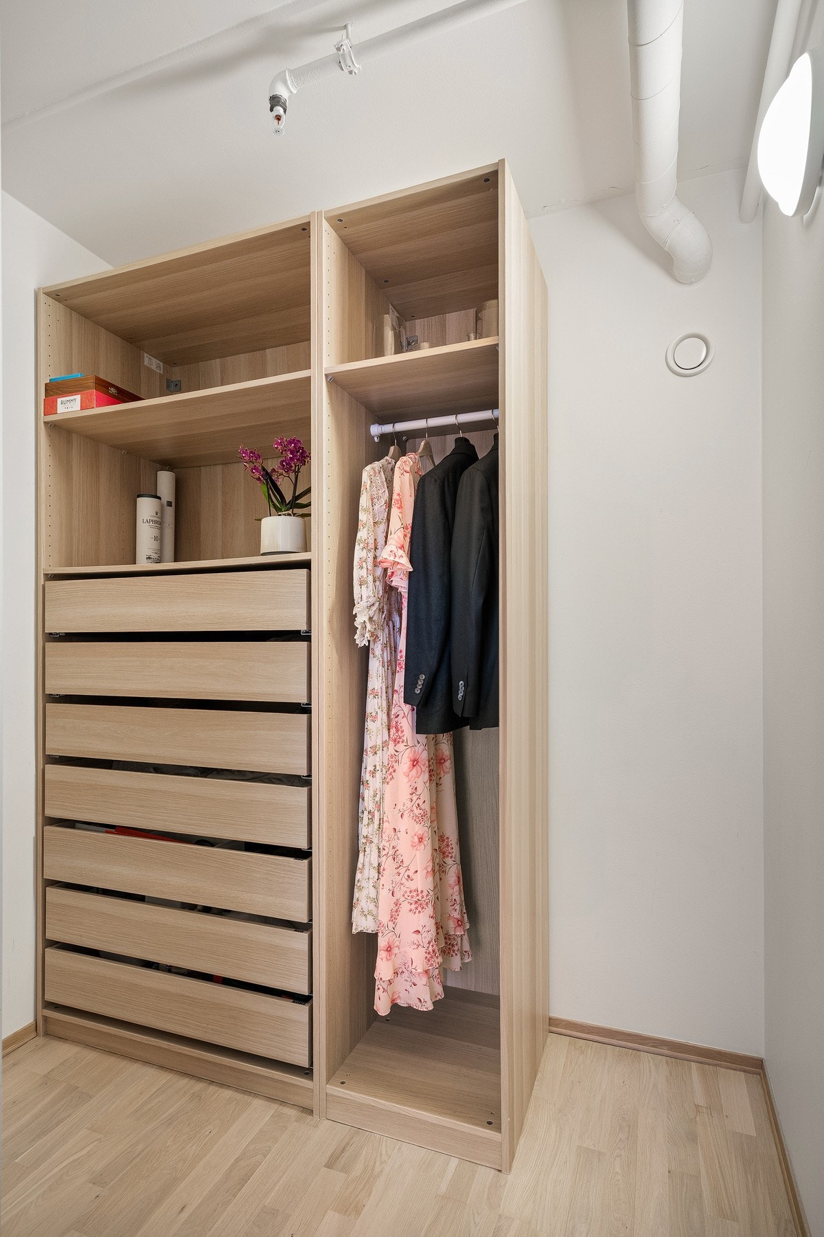 Innebod er innredet som garderoberom med skyvedører tilstøtende soverom 3. Galleribilde