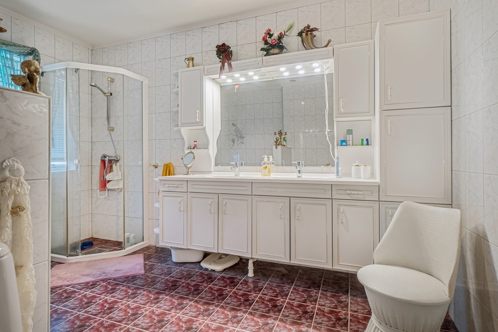 Gode oppbevaringsmuligheter i innredning. Galleribilde