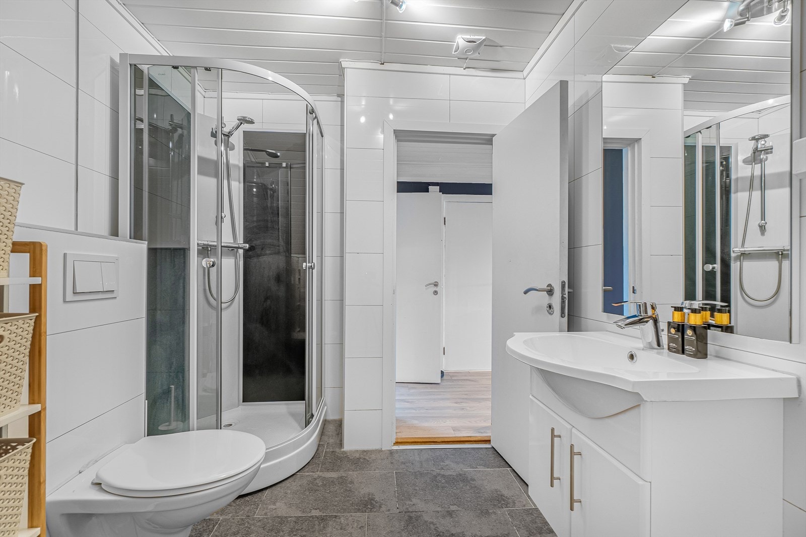 Bad på loft oppgradert i 2017. Galleribilde