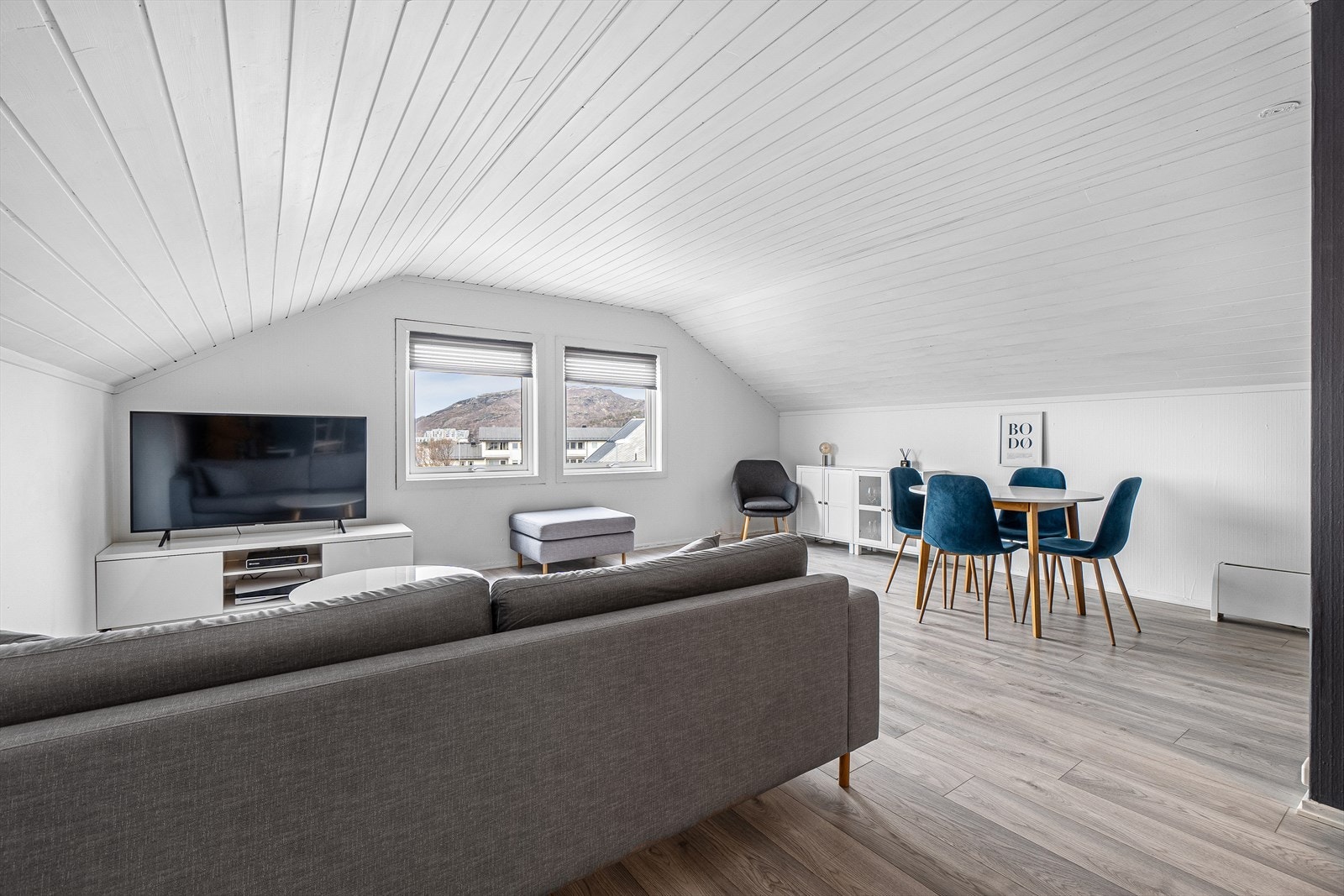 Lys og romslig loftleilighet med nøytrale fargevalg. Galleribilde