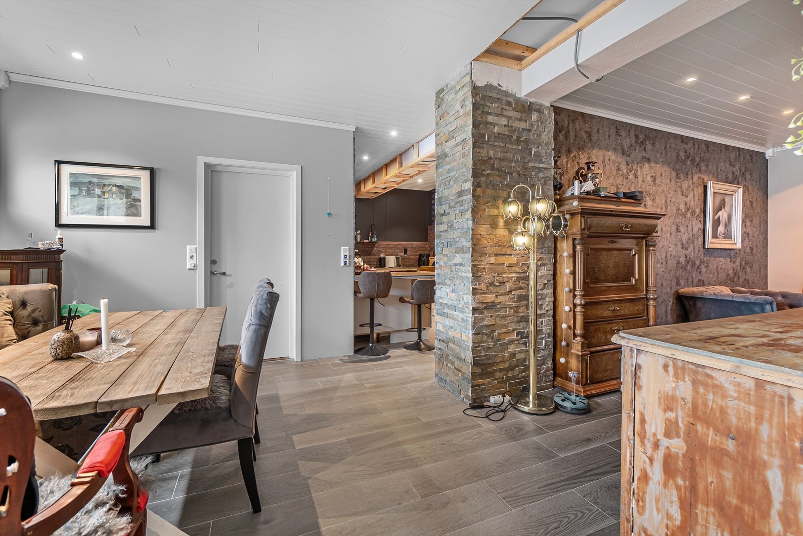 Stue/spisestue har god plass til sofagruppe og spisebord i hver sin sone. Galleribilde