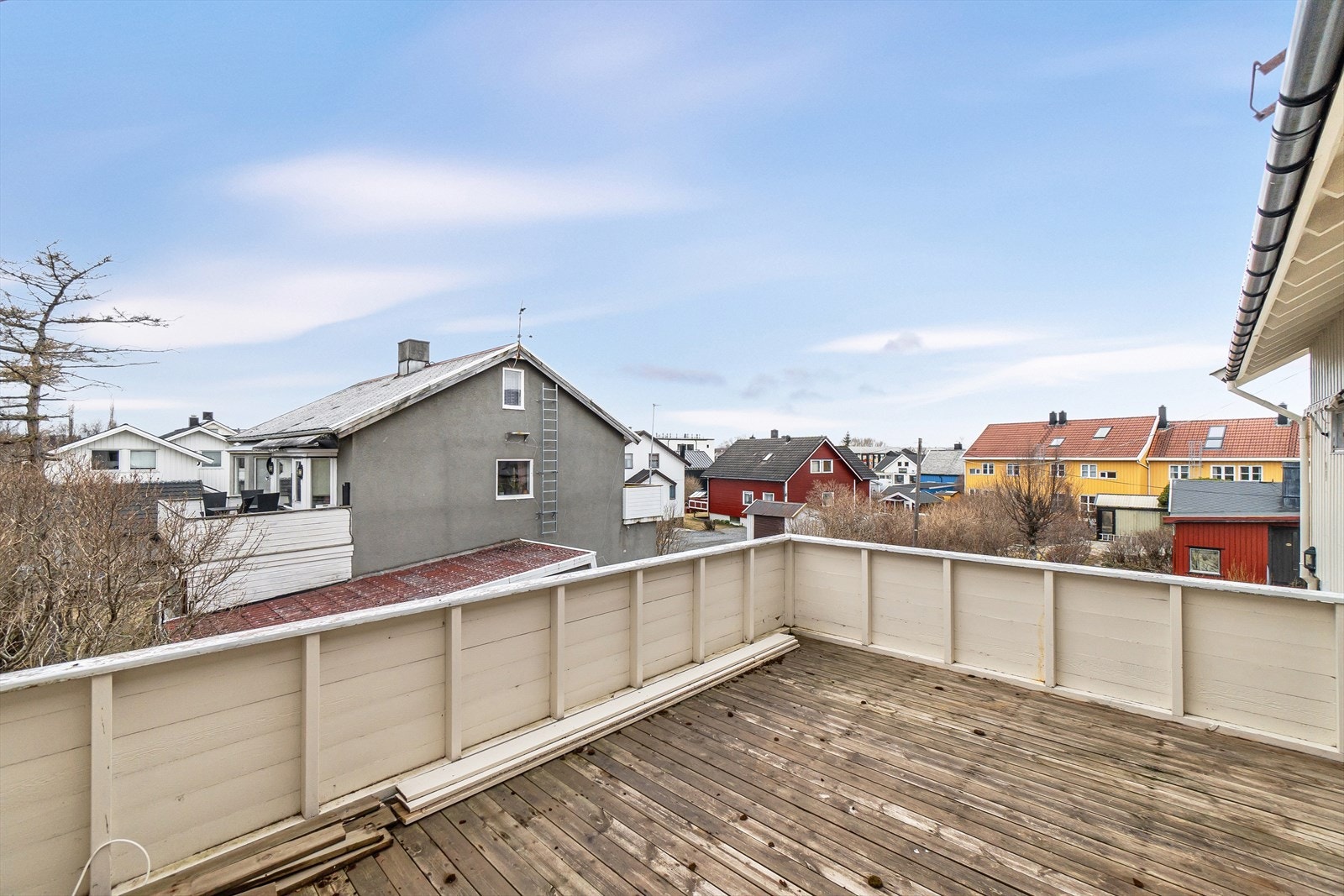 Romslig balkong på 18,6 kvm med gode solforhold. Galleribilde