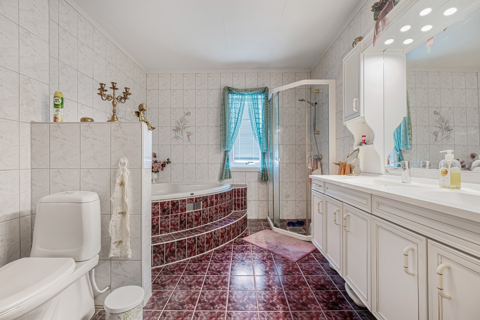 Flislagt bad med stor innredning/m dobbelt servant, wc, innebygget boblebadekar og dusjhjørne. Galleribilde