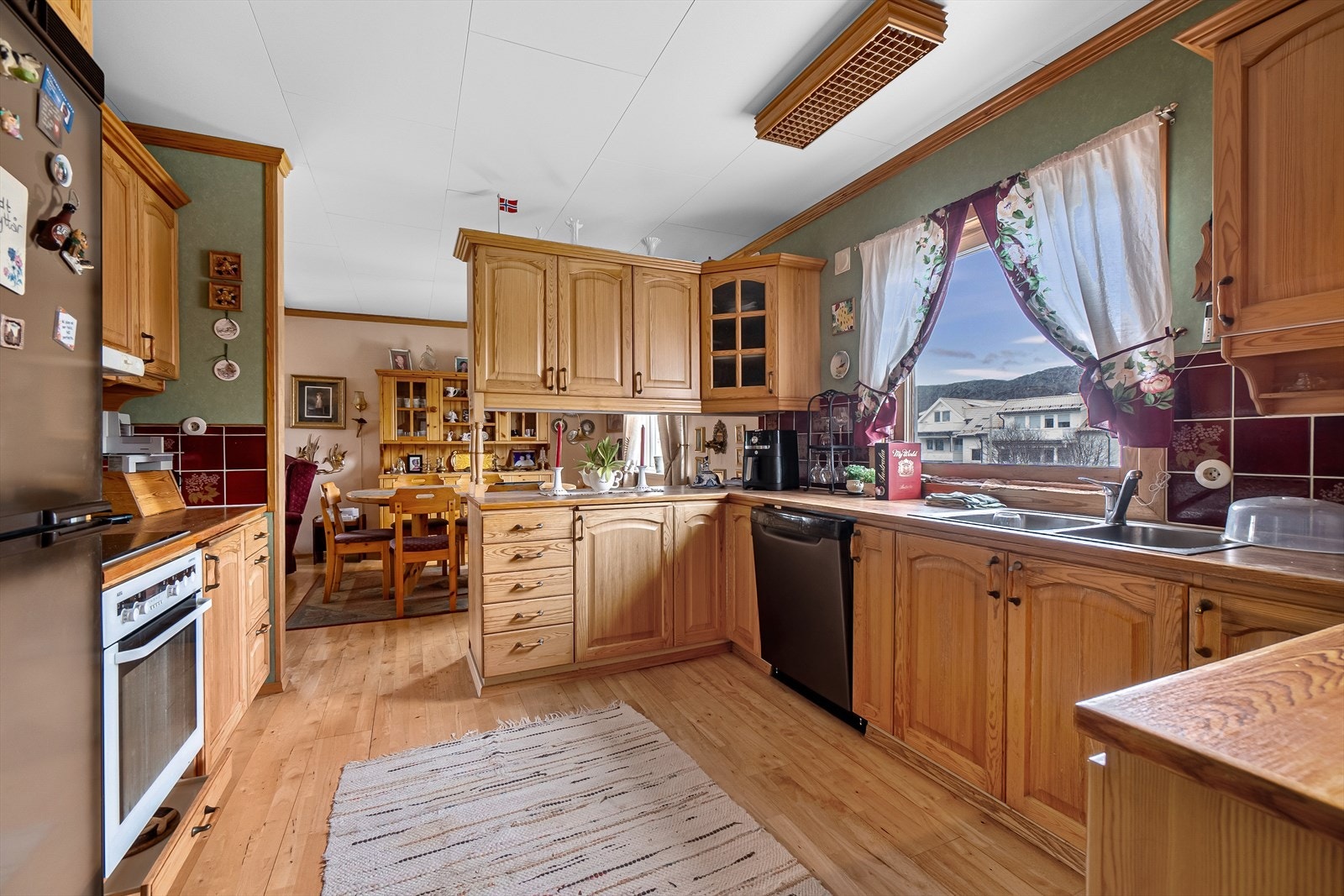 Kjøkken av heltre furu og integrerte hvitevarer. Galleribilde