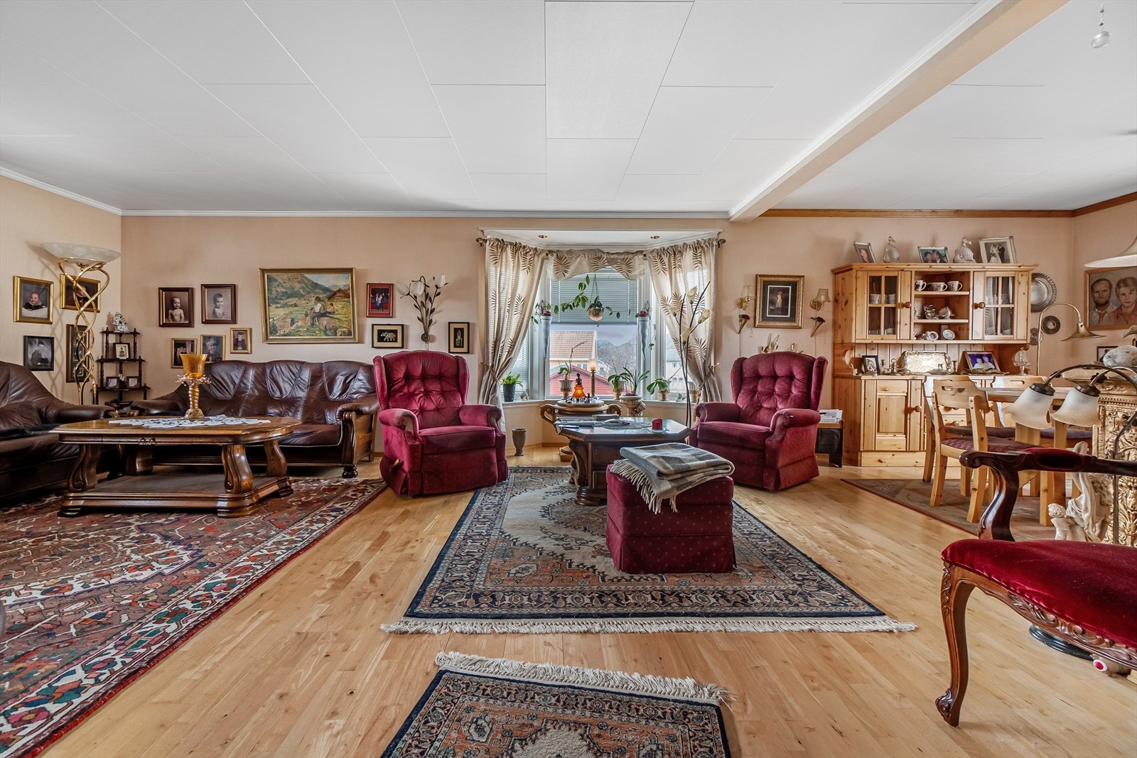 Stor stue/spisestue med svært gode møbleringsmuligheter. Galleribilde