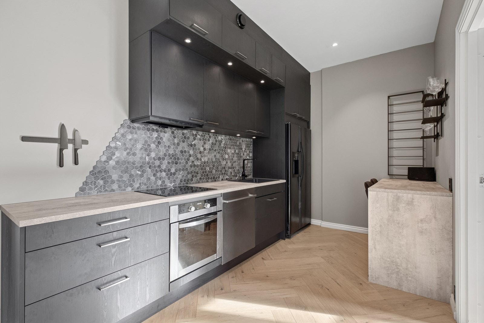 Innredningen har mørke, glatte fronter og benkeplate i laminat med nedfelt oppvaskkum og 1-greps blandebatteri. Galleribilde