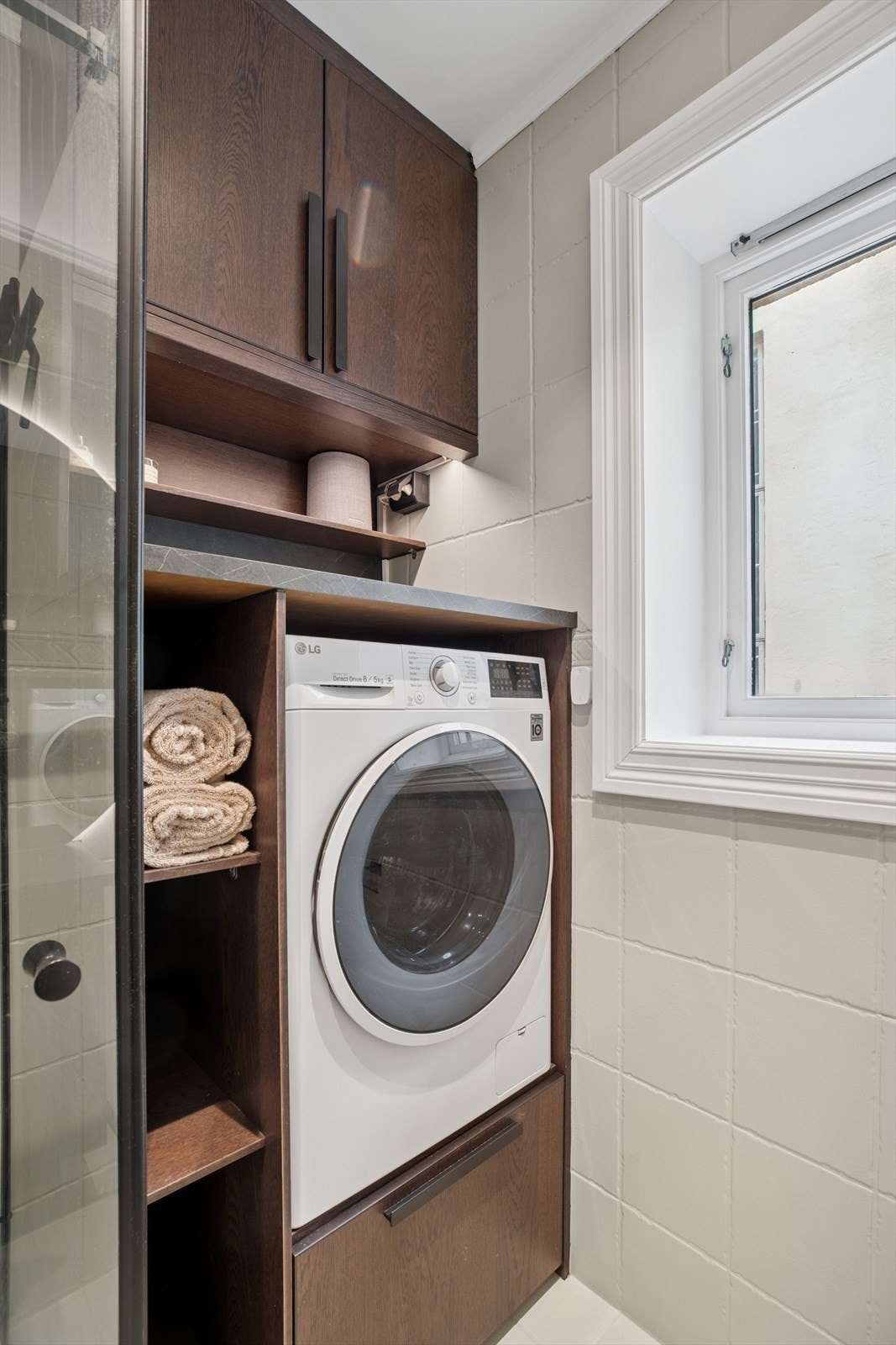 Det er elektriske varmekabler i gulvet, og rommet har opplegg for vaskemaskin. Galleribilde