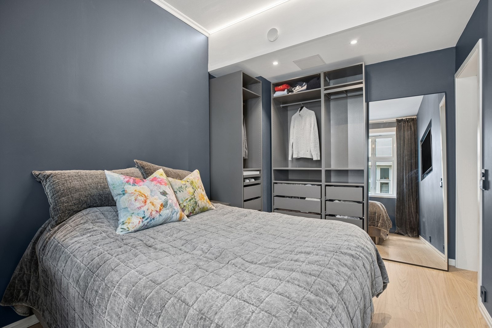 Rommene har plass til hver sin dobbeltseng, nattbord og annet ønskelig møblement. Galleribilde