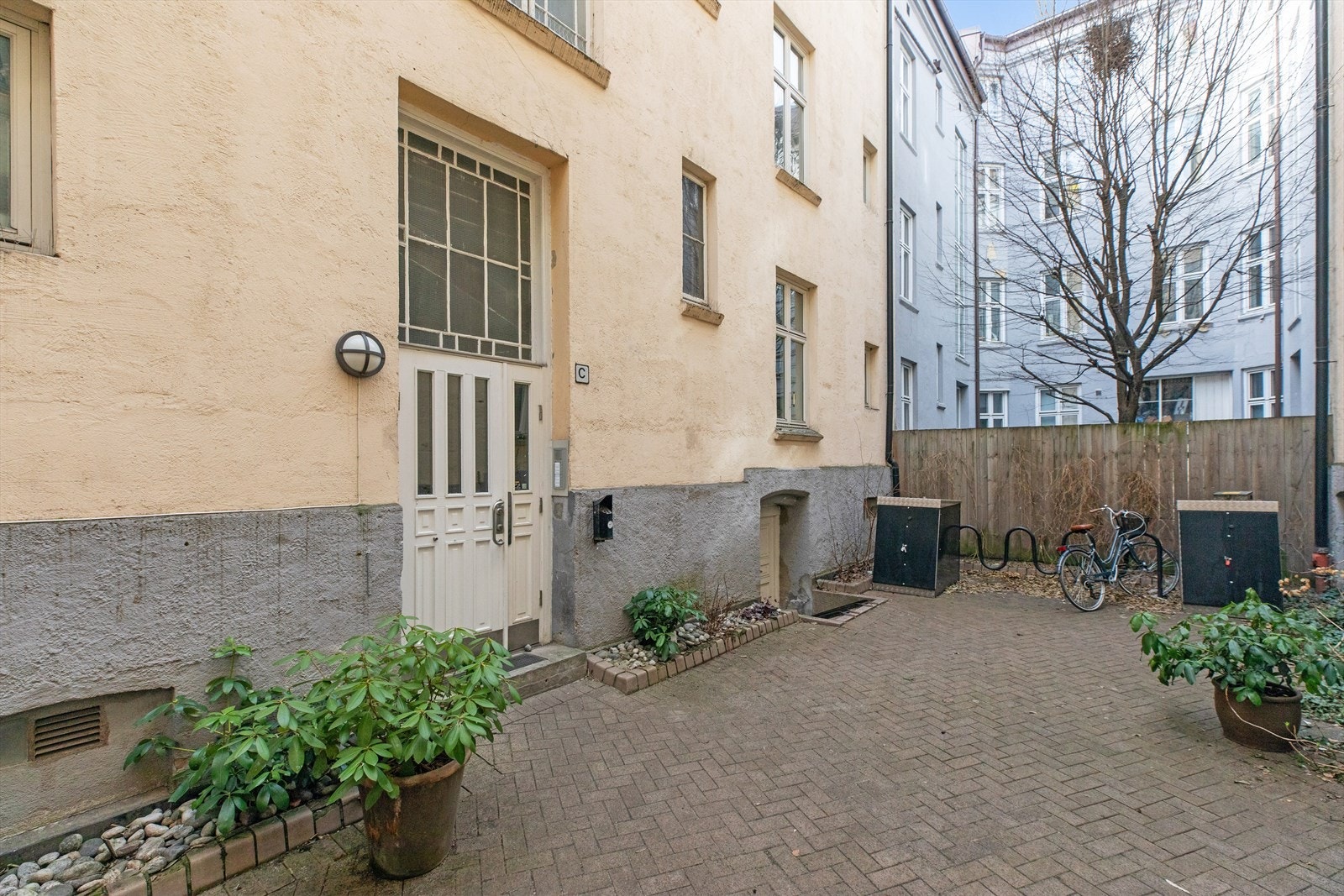 Borettslaget har et trivelig felles indre gårdsrom, pent opparbeidet med belegningsstein, sykkelstativer, benker og beplanting. Galleribilde