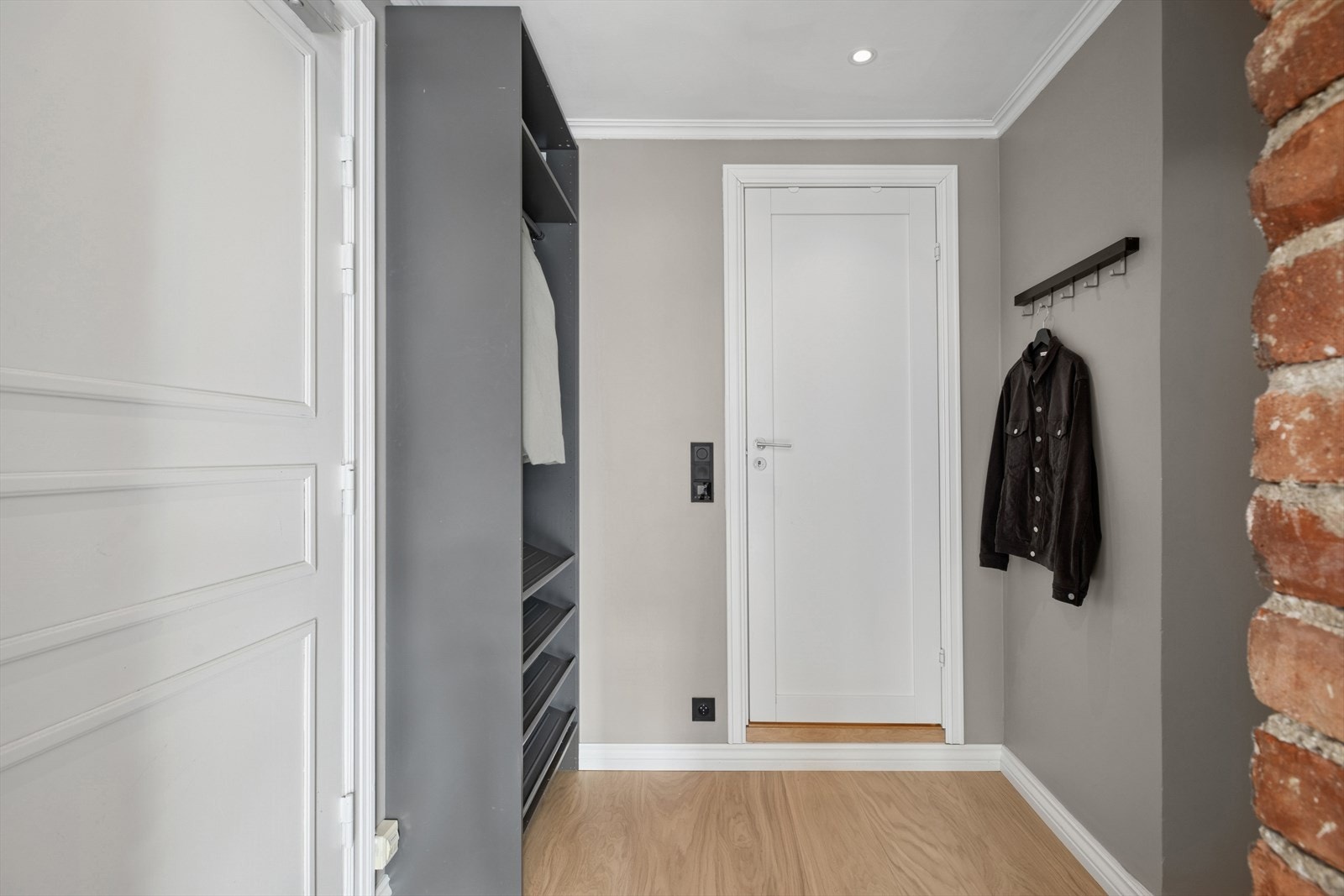 Innbydende entré med god plass til å henge fra seg yttertøy og sette fra seg sko. Galleribilde